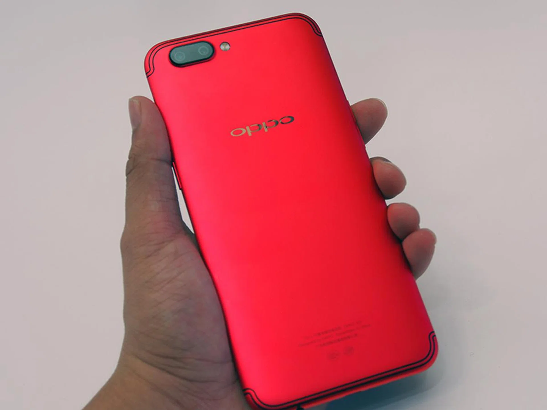 Oppo R11 in Red.
