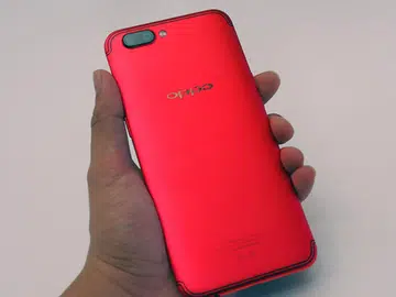 Oppo R11 in Red.