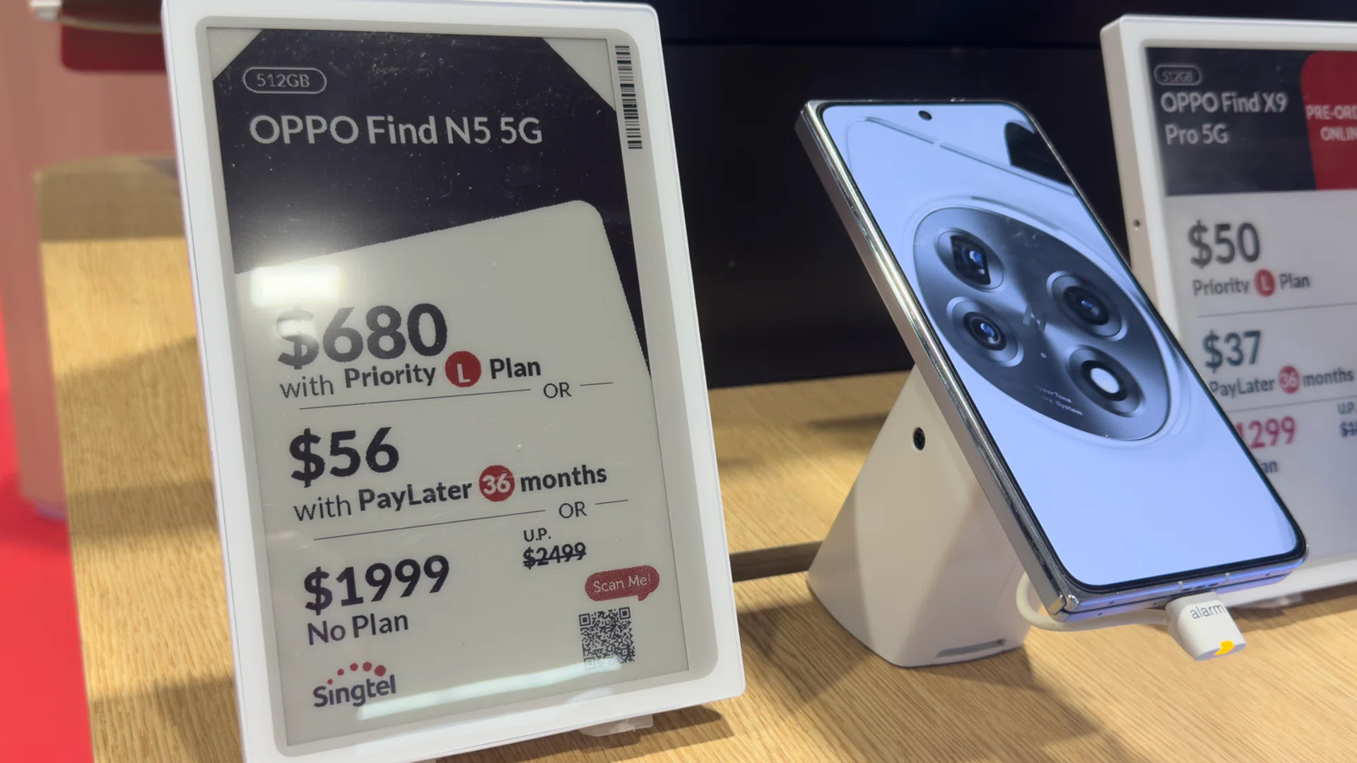 OPPO Find N5, Singtel booth (8115), Level 4