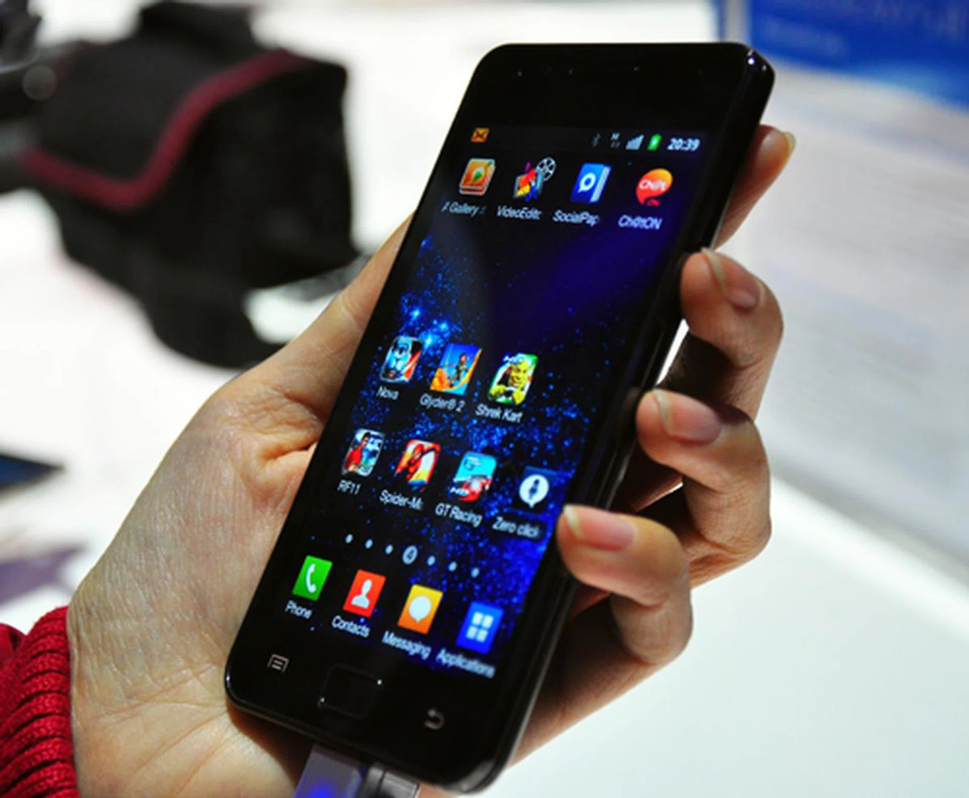 The new Android 2.3 Samsung Galaxy S II sports the new Samsung TouchWiz 4.0 interface, which looks very much like its 3.0 predecessor. Not that we are complaining.