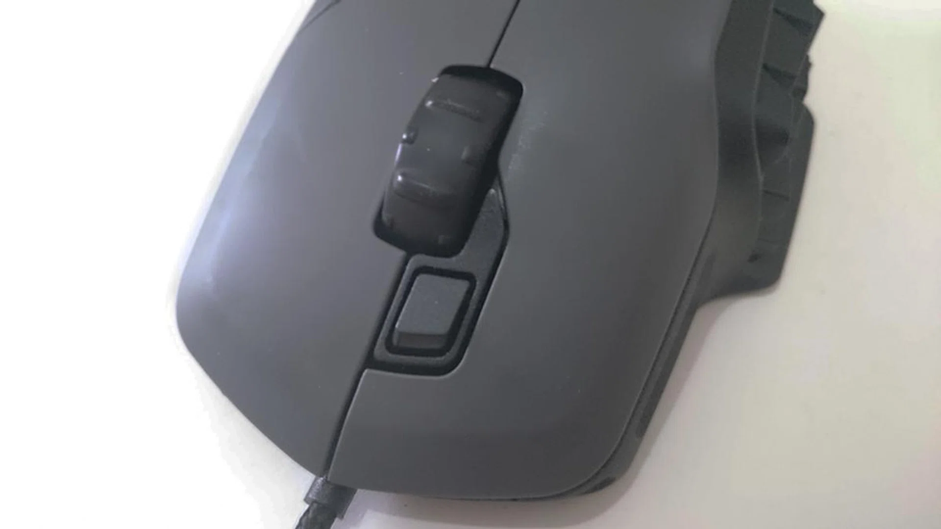 It's unfortunate the Easy Shift [+] button is placed so close to the mouse wheel but Roccat had to choose the lesser of two evils. Placing it anywhere else, would've meant meant sacrificing accessibility.