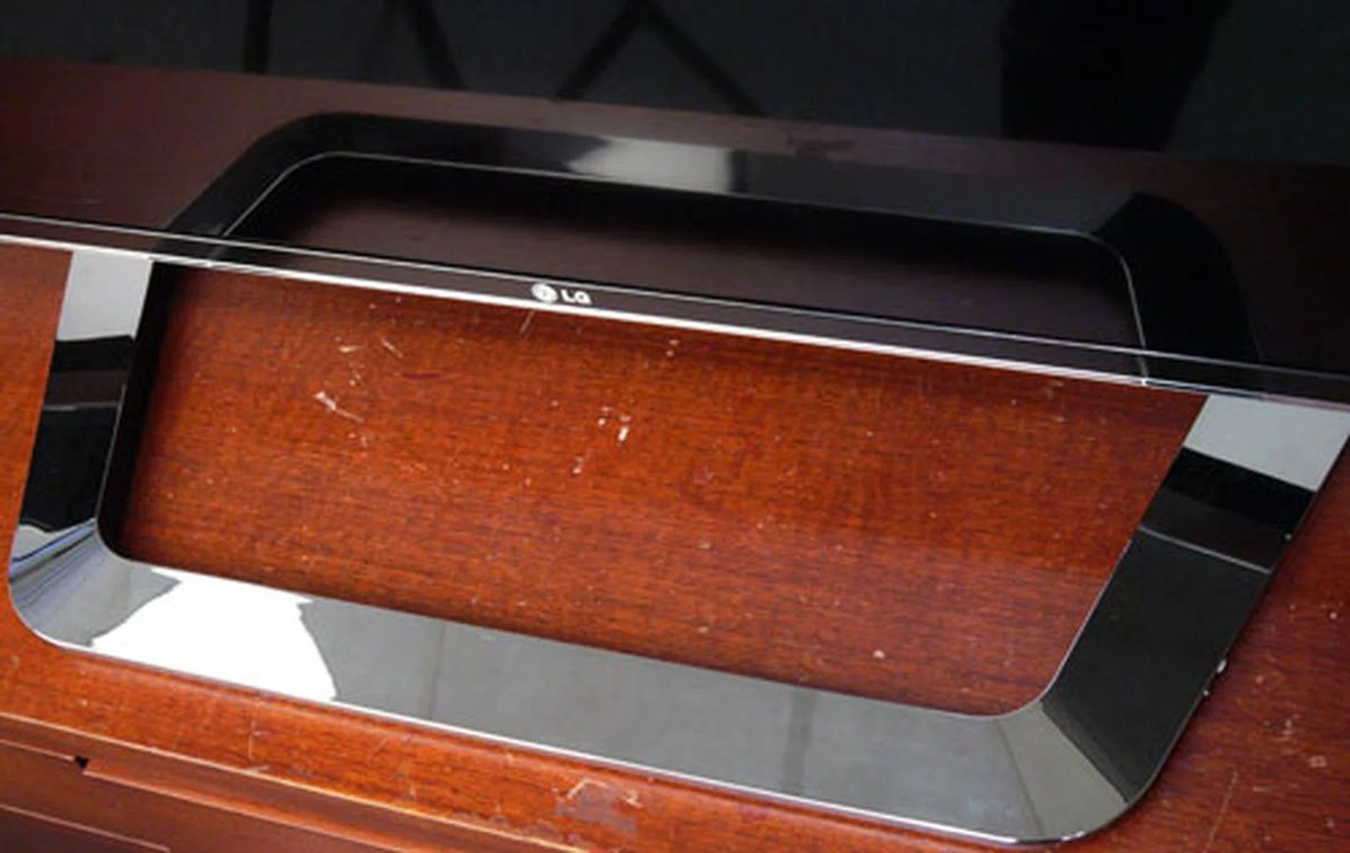 A closer look at LG's Ribbon Stand. It's reassuring to know that such a simple contraption is able to hold the 21kg panel without resulting in excessive wobbles when the panel is accidentally tipped. 