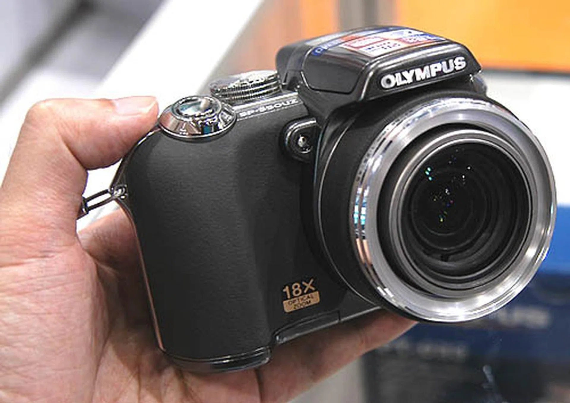  Still holding the record for the highest zoom range with an amazing 18x optical zoom, the Olympus SP550UZ prosumer digital camera is available from the show floor for S$849 with two 1GB xD cards bundled, a copy of Adobe Photoshop Elements and other great gifts.  