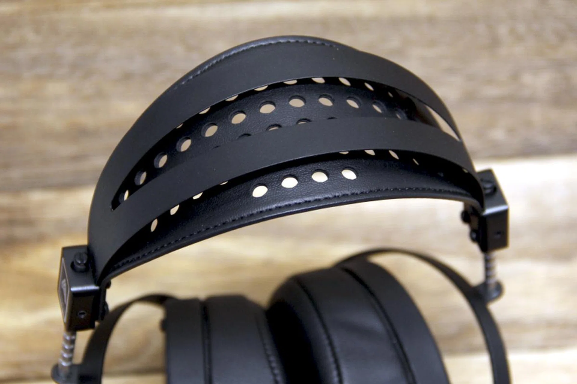 The new suspension-style headband greatly improves comfort.