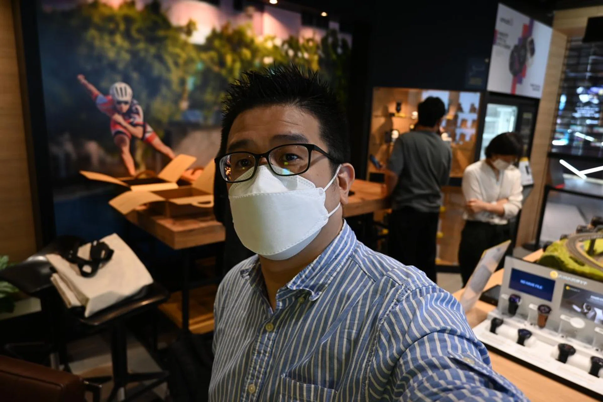 1/100s, ISO 900, f/3.5, 16mm. Click for the original resolution.