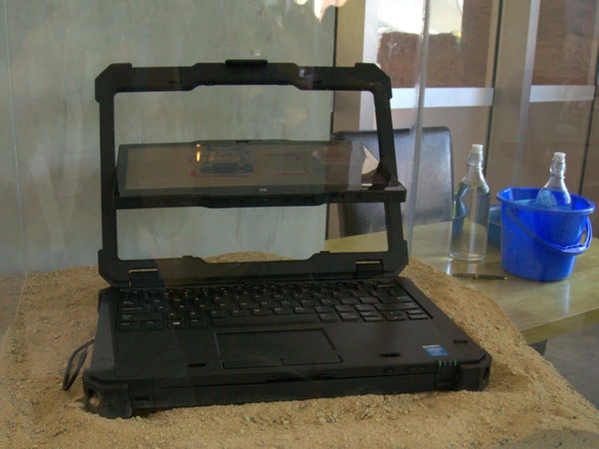 The design of the Latitude 12 Rugged Extreme is based on the XPS 12 where you swivel the screen and close the lid to convert to tablet mode.