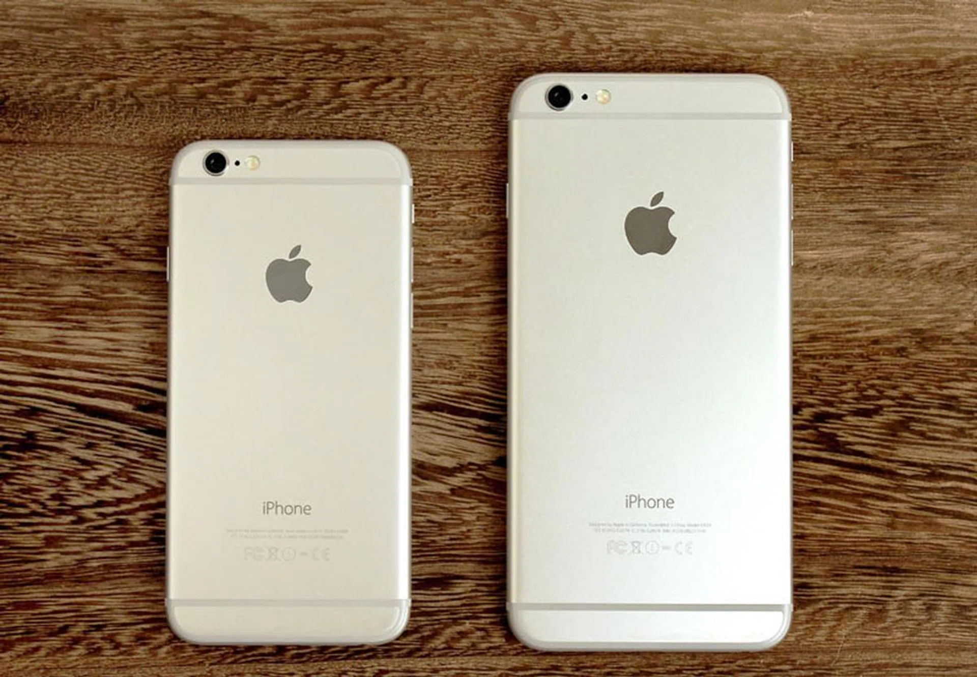 The excessive antenna lines somewhat spoil an otherwise clean finish.
