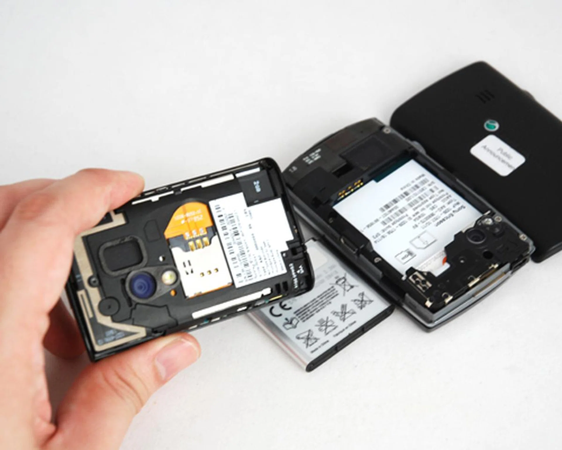 After checking out the X10 mini pro's removable battery, we were surprised to see a non-removable one on the X10 mini.