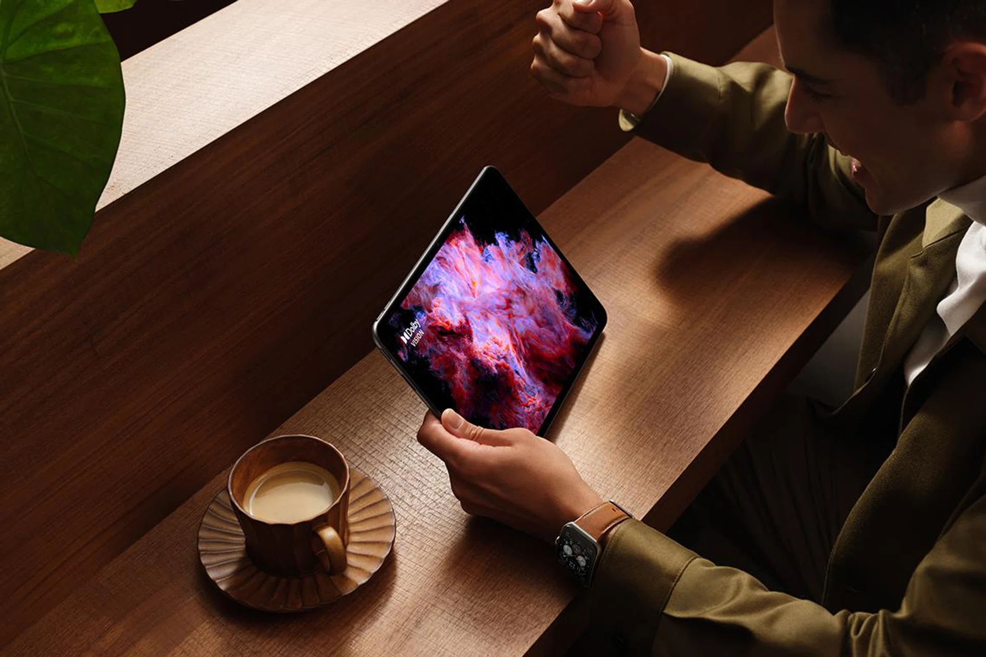 Oppo Pad 2 (centre).