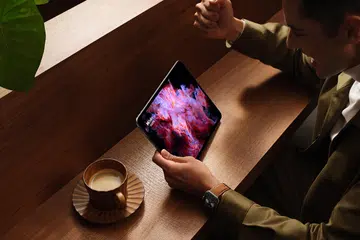 Oppo Pad 2 (centre).