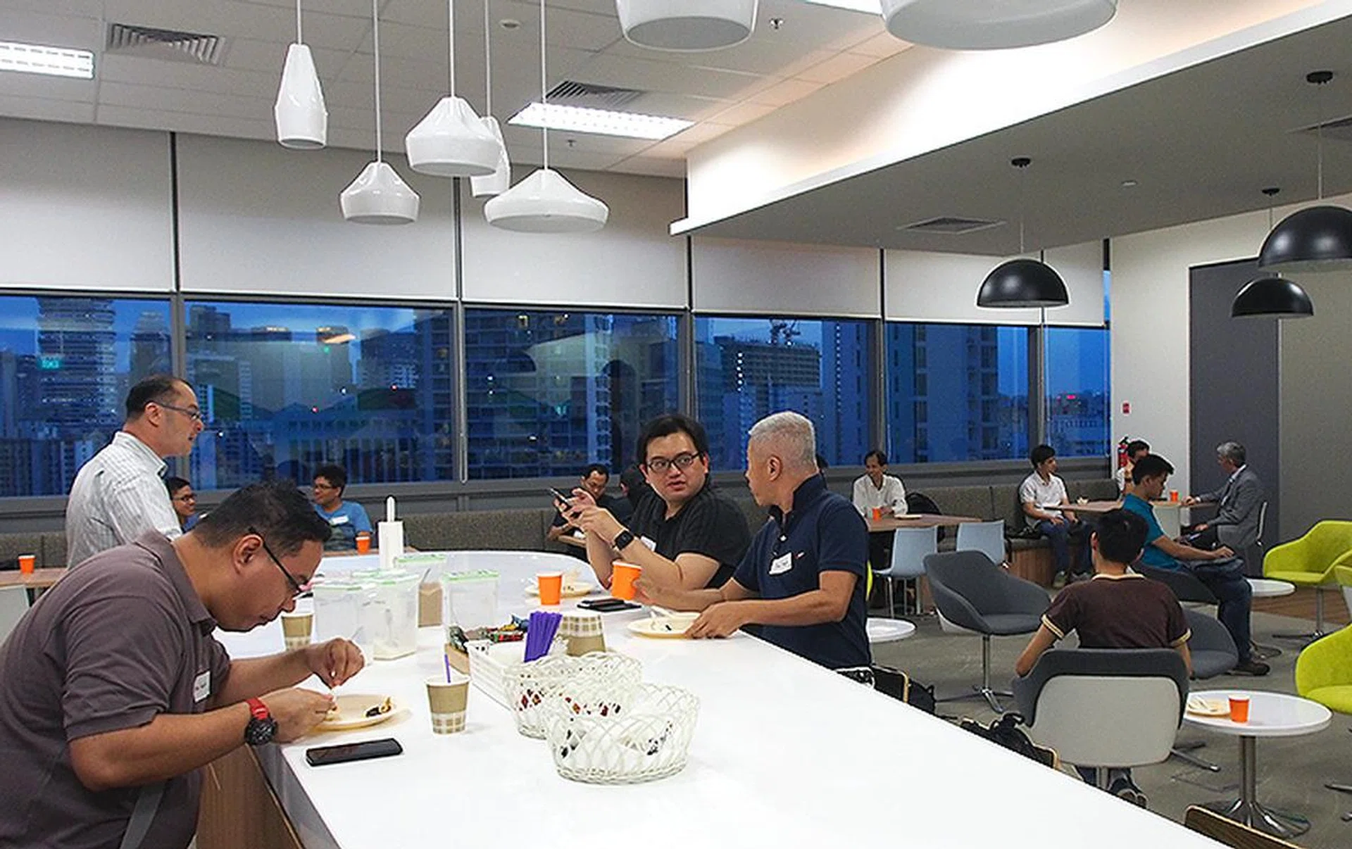 Participants chatting and enjoying dinner before the exclusive hands-on session started.
