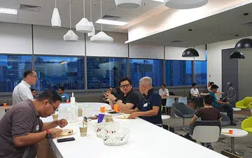 Participants chatting and enjoying dinner before the exclusive hands-on session started.