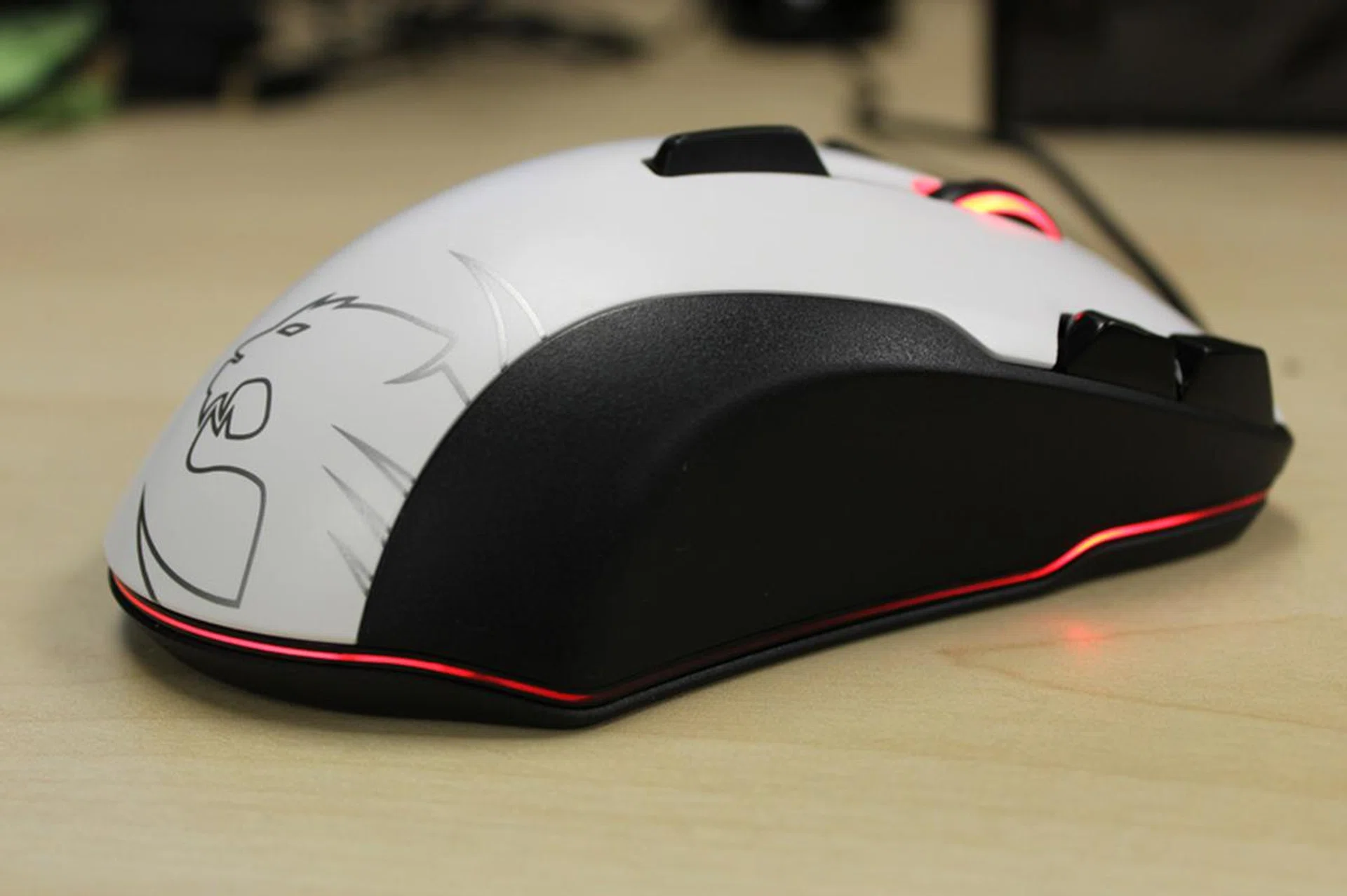 The right side is surprising bereft of any buttons.