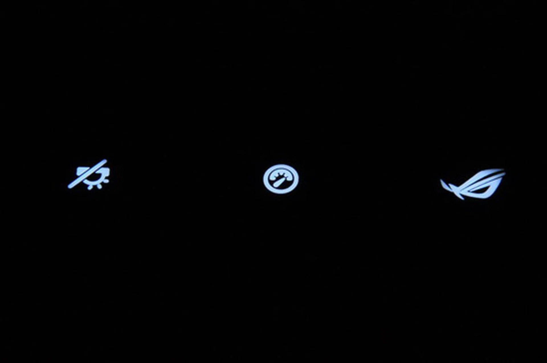 These backlit icons are actually the three hot keys located just above the keyboard. The first one from left is for activating the keyboard's backlighting. The middle is for adjusting power consumption. The last one, an ROG icon, is for enabling 3D vision.