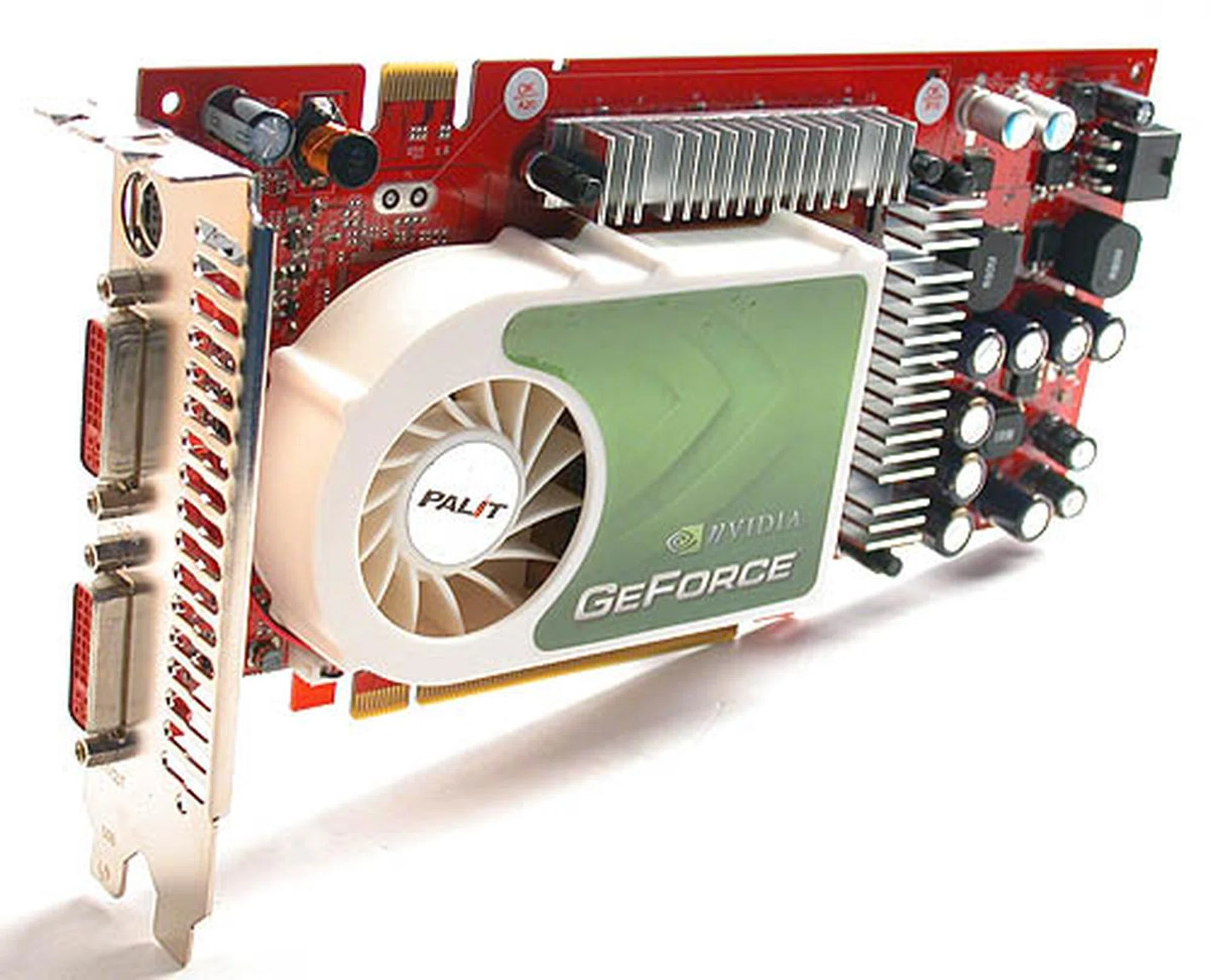 It aspires to be a GeForce 7900 GTX but obviously falls short. However, this special card should fit right between the GeForce 7900 GT and GTX.