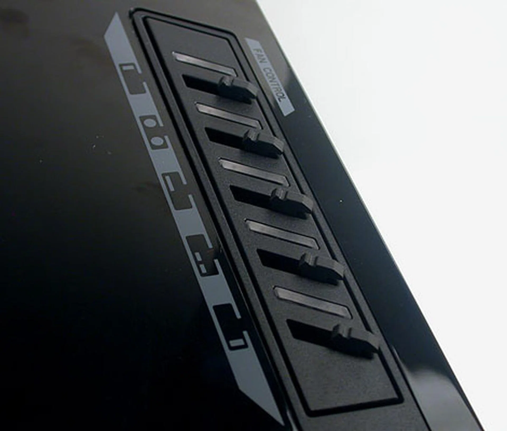 The fan controller here provides up to 20W of power, sufficient for any fan that you may want to connect. There are five controls, each corresponding to a section of the casing, like rear or top. LED indicators will light up if you have connected fan(s) to the relevant section.