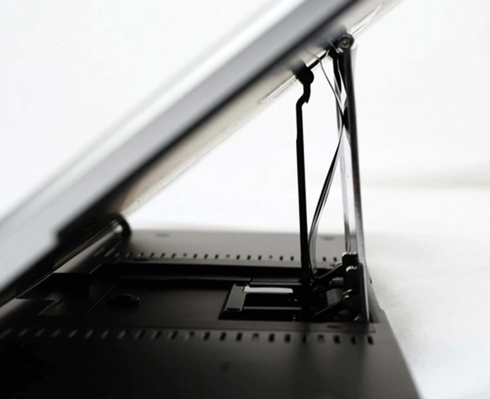 We applaud ASUS for the brilliant design of the sliding mechanism.