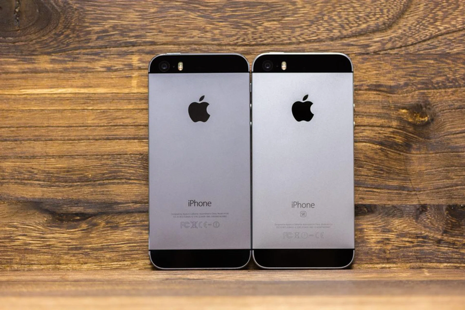 Almost identical, although the SE's Space Gray actually looks a few shades lighter than the old 5s Space Gray.