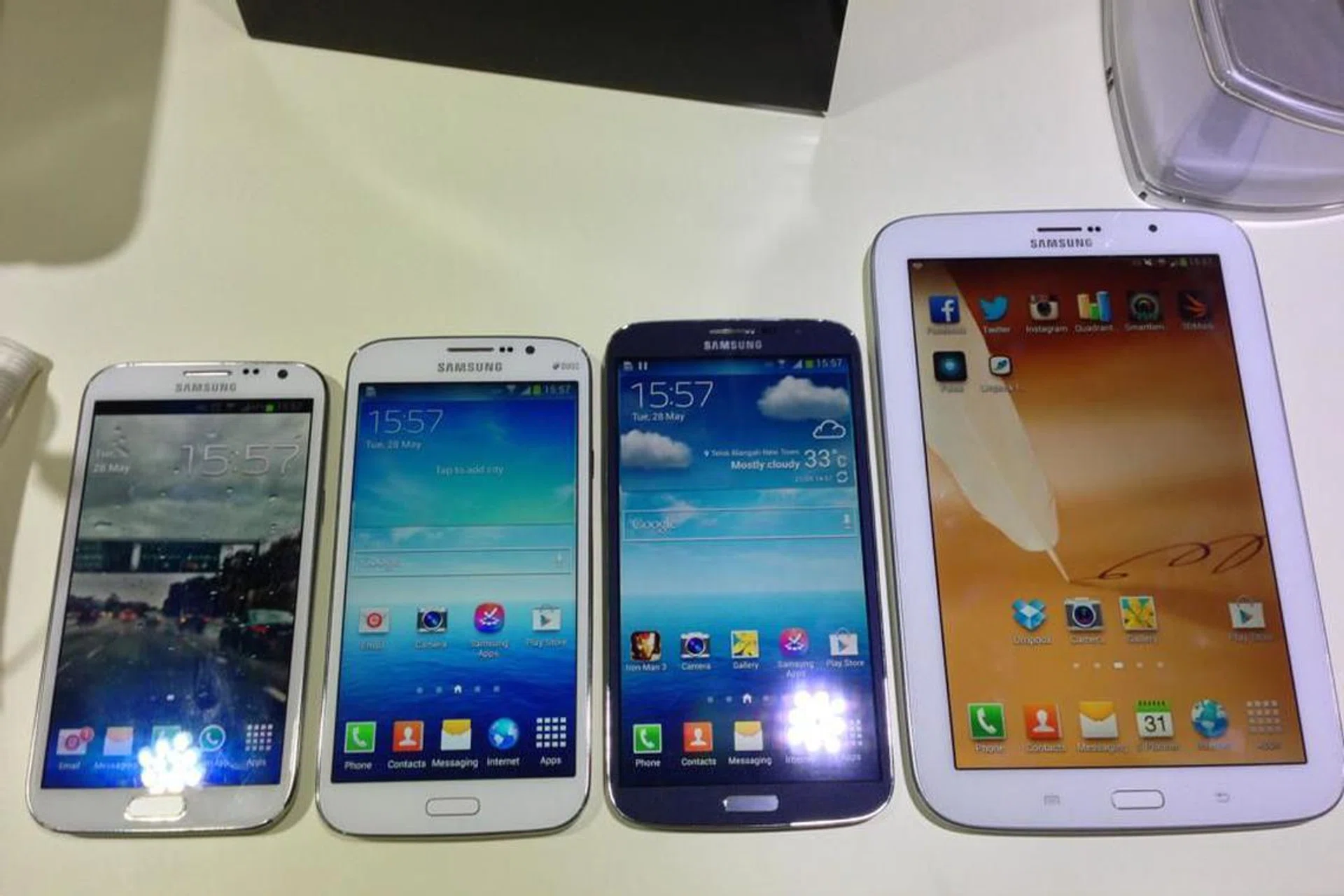 From left to right: Samsung Galaxy Note II, Samsung Galaxy Mega 5.8, Samsung Galaxy Mega 6.3, Samsung Galaxy Note 8.0.