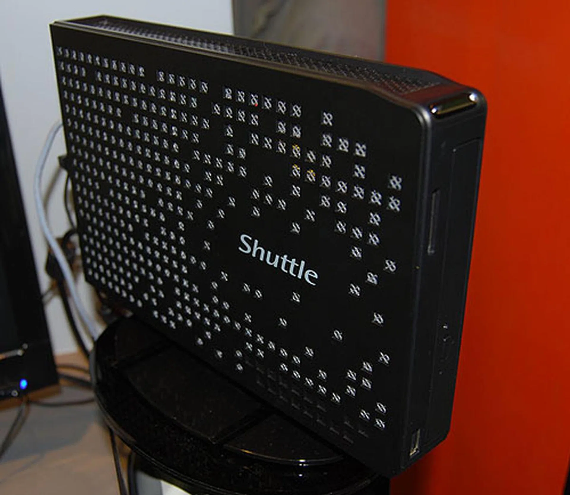 This slim desktop PC, the XS35GT V2 uses an Intel Atom D525 processor with NVIDIA Ion graphics. It's silent due to not having any fans and supports Wi-Fi.