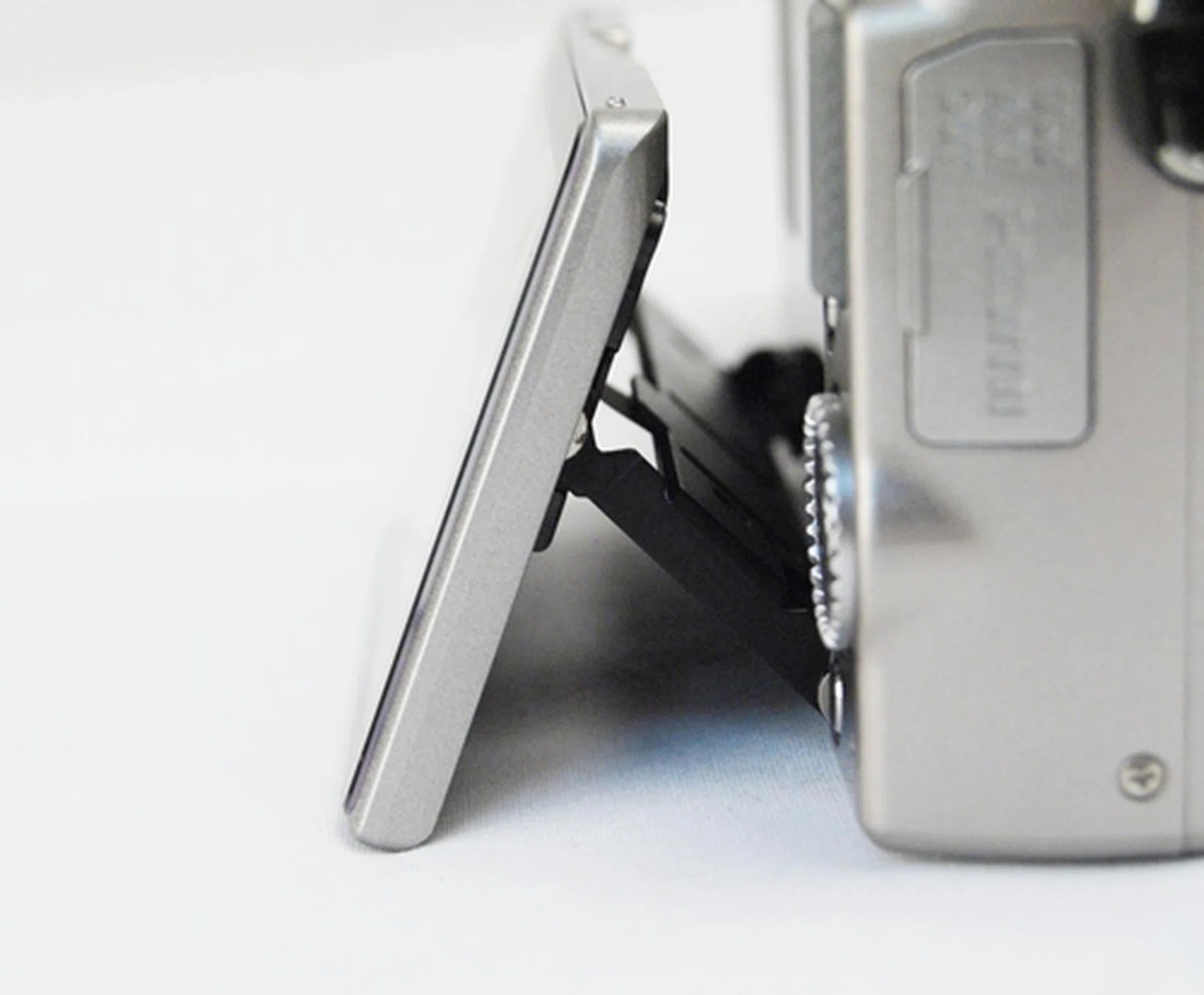 While the tilting LCD screen is a little stiff when it comes to adjusting the necessary viewing angle that you desire, it feels solidly-built and resistant to wear-and-tear. 