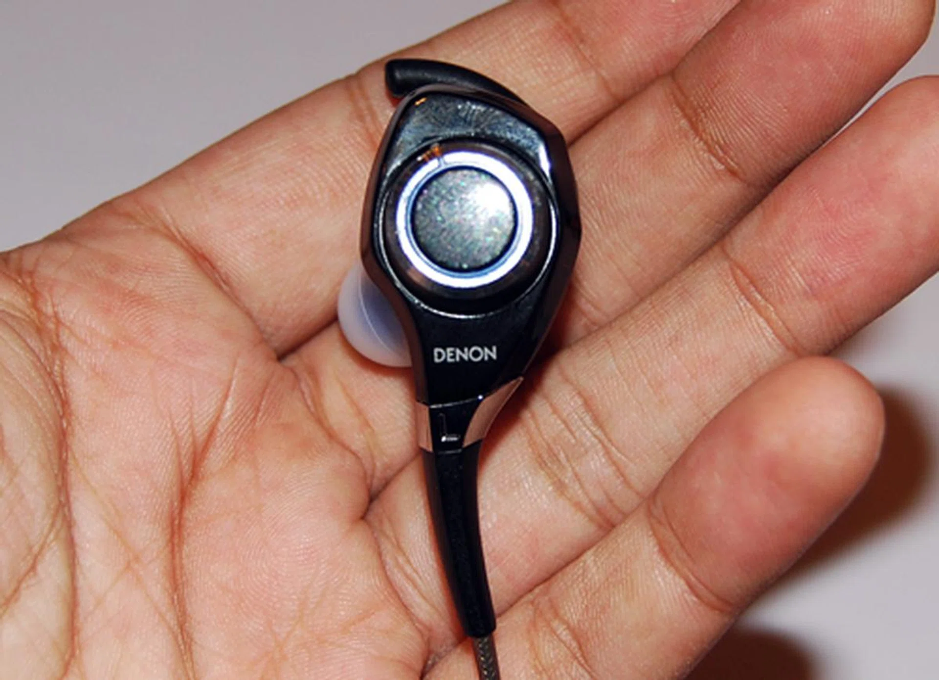 Control knobs similar to the AH-D400 can be found on the AH-C300.