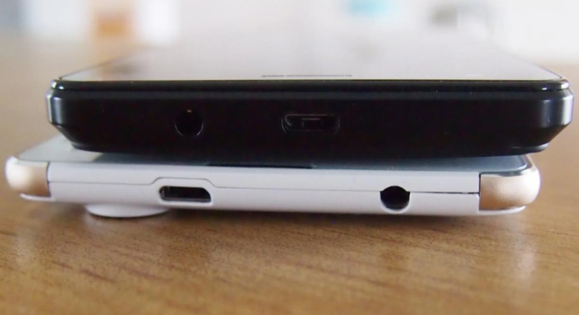 The micro-USB port and 3.5mm audio output jack are placed at the top of the P3000S and G7.