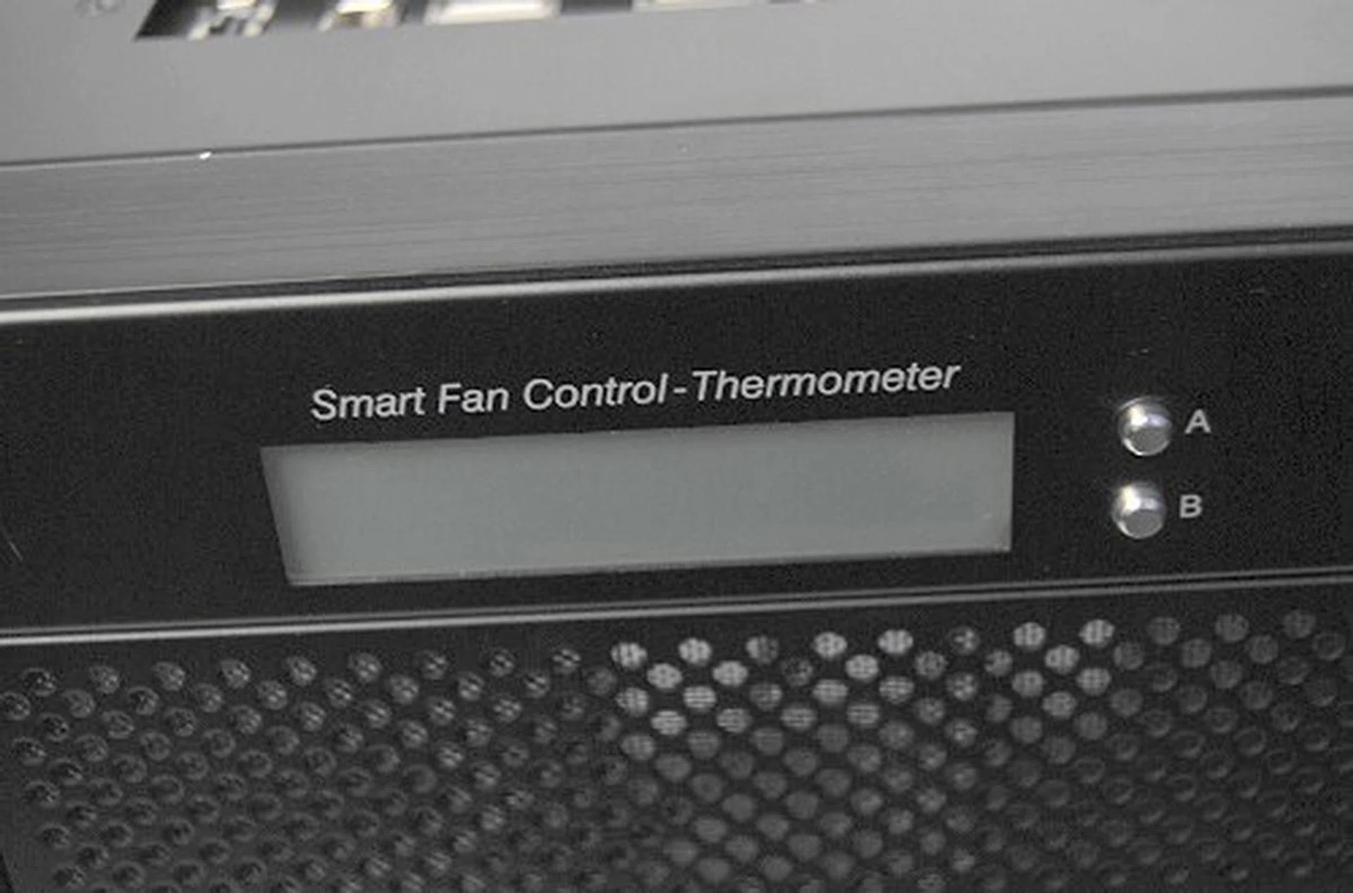 You may have noticed the fan control from the earlier pic, here's a close up shot. The front frame housing the control is actually removable, which you will see in our subsequent shots.