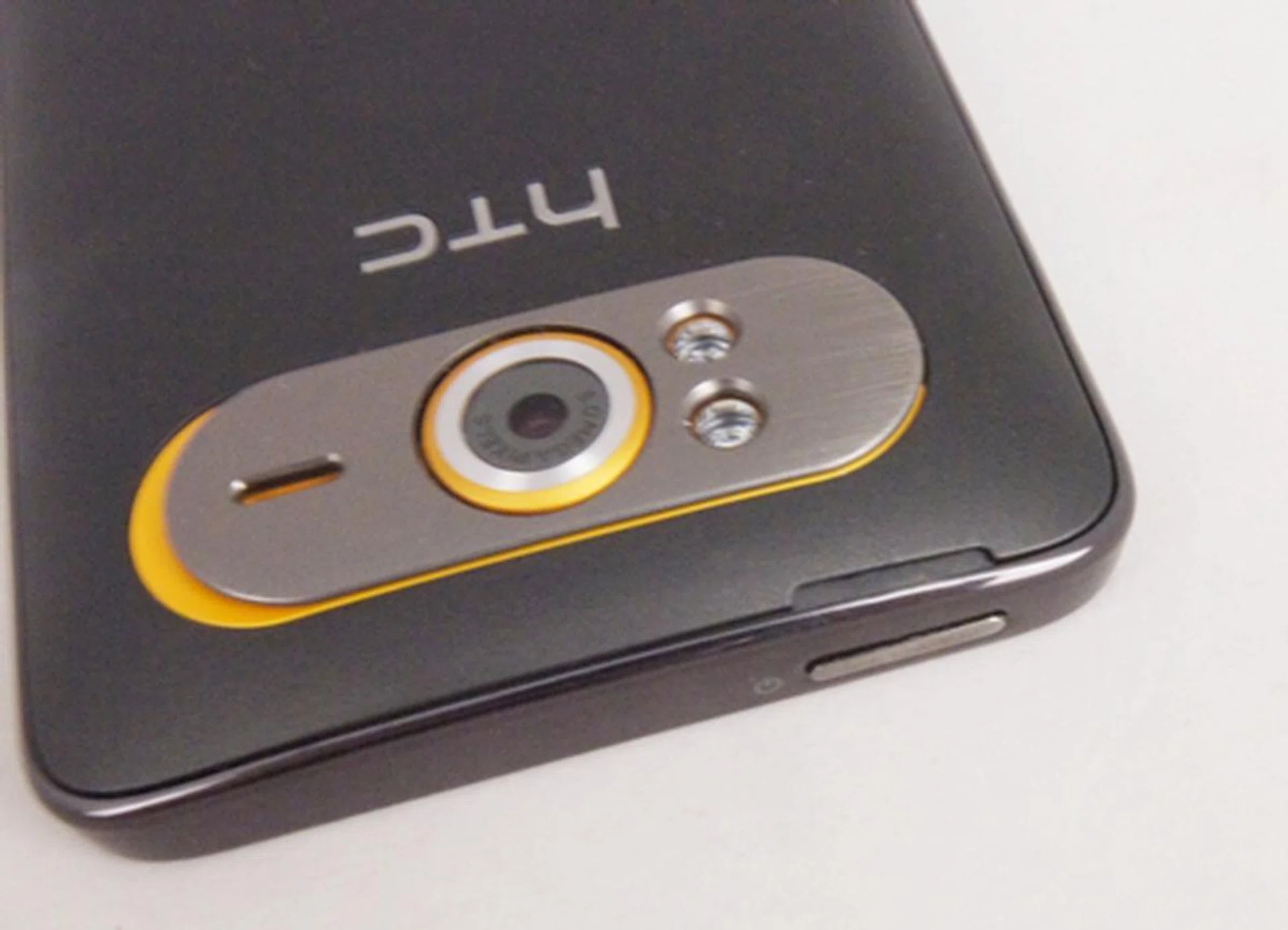 There's a small gap that makes it easier to pry open the cover to the battery compartment.