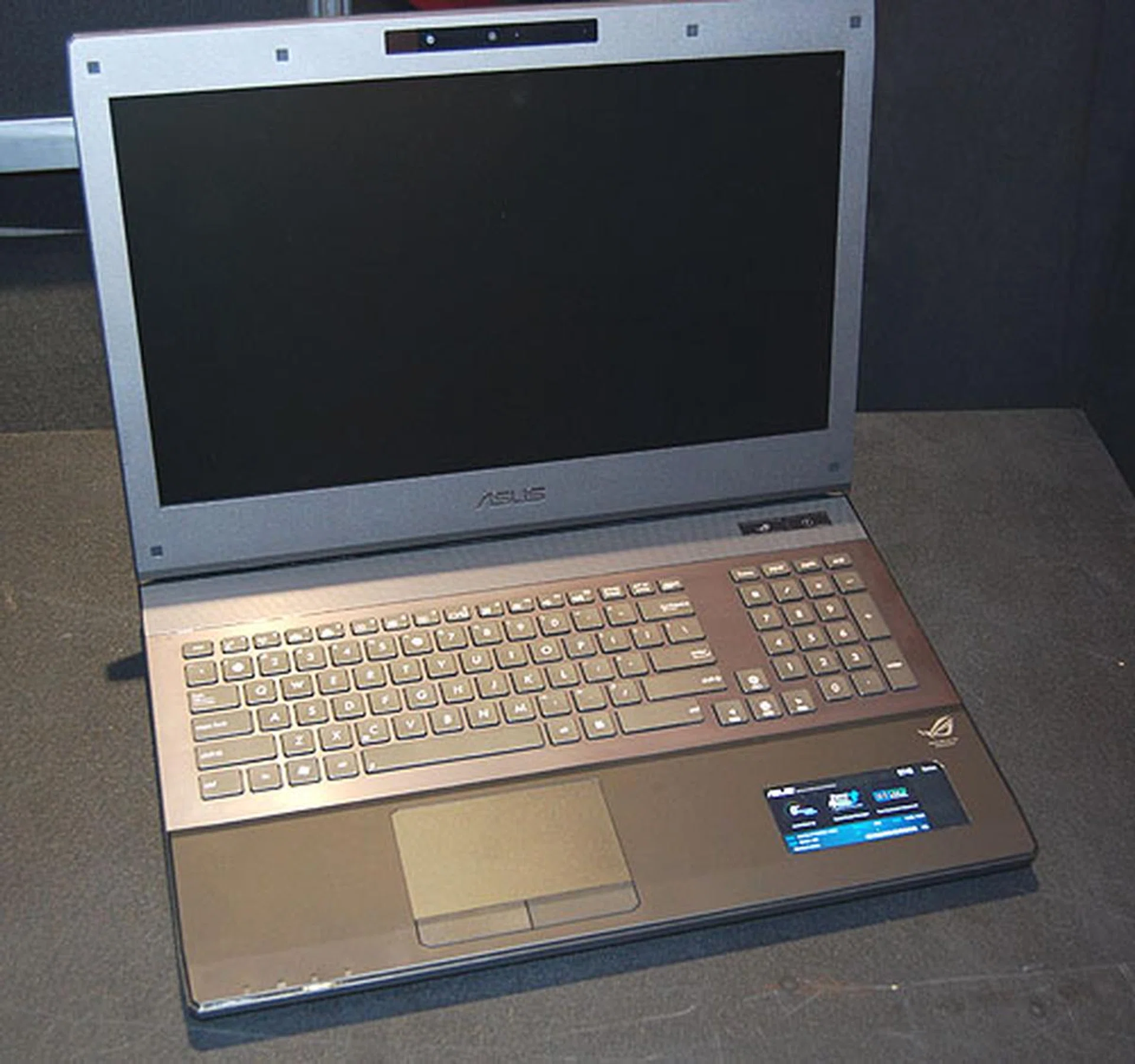 The larger G74Sx 3D comes with a thermal design where the rear exhaust vent out the warm air behind the display. This ensures that users won't feel the heat coming back to their hands on the backlit keyboard and also reduces the noise level slightly. ASUS will reveal more details later this month. 