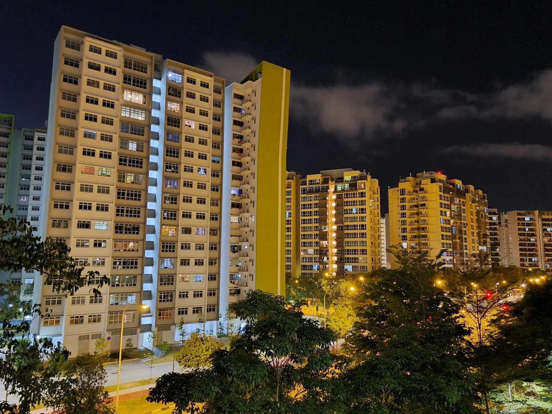 The S20/S20+ duo and their pixel-binning 64MP shooters were simply able to combine additional detail with superior light-gathering ability. Observe the detail in the trees.