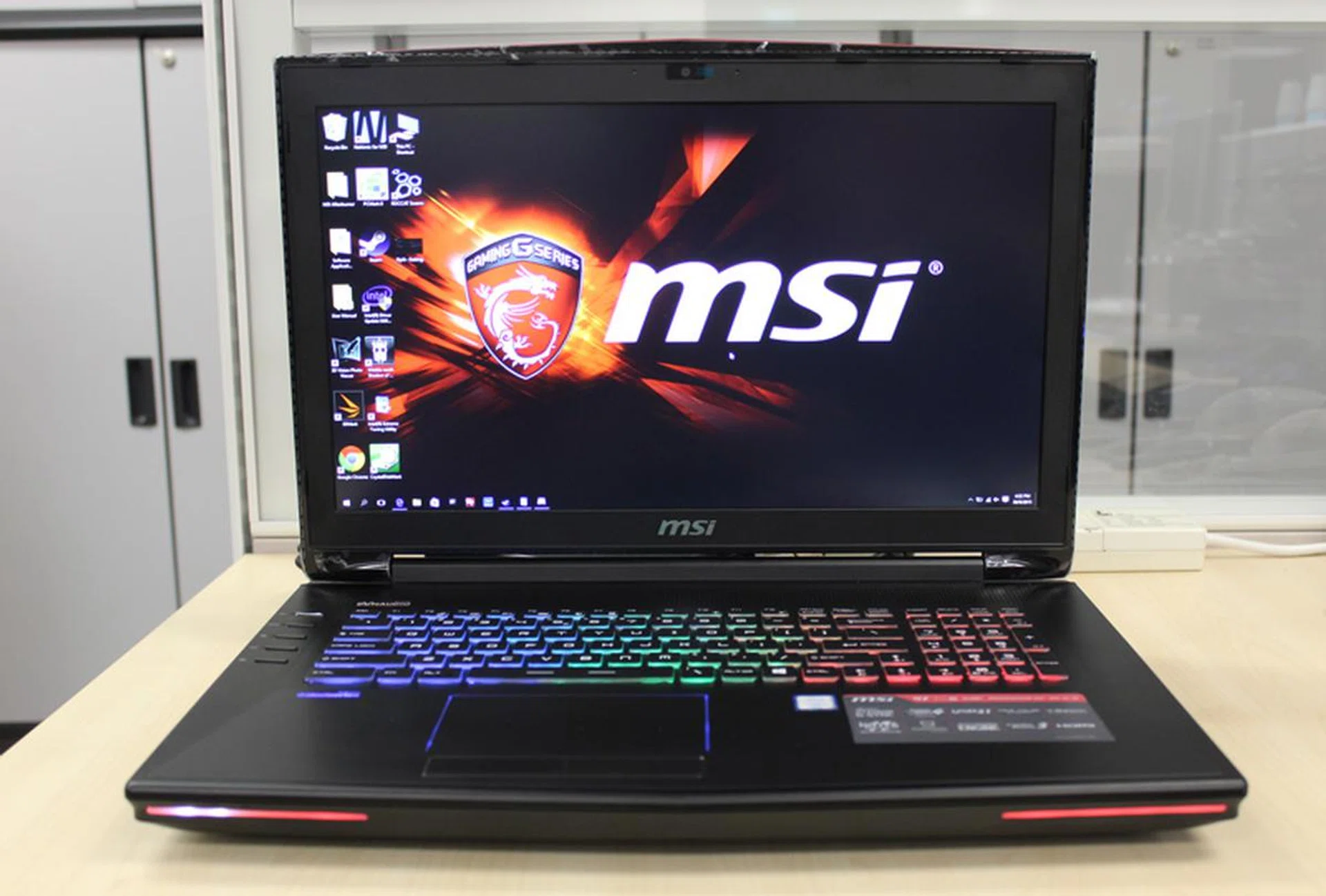 MSI has updated its 17-inch gaming notebooks with new Intel sixth generation Skylake processors. Here is the new GT72S 6QE Dominator Pro.