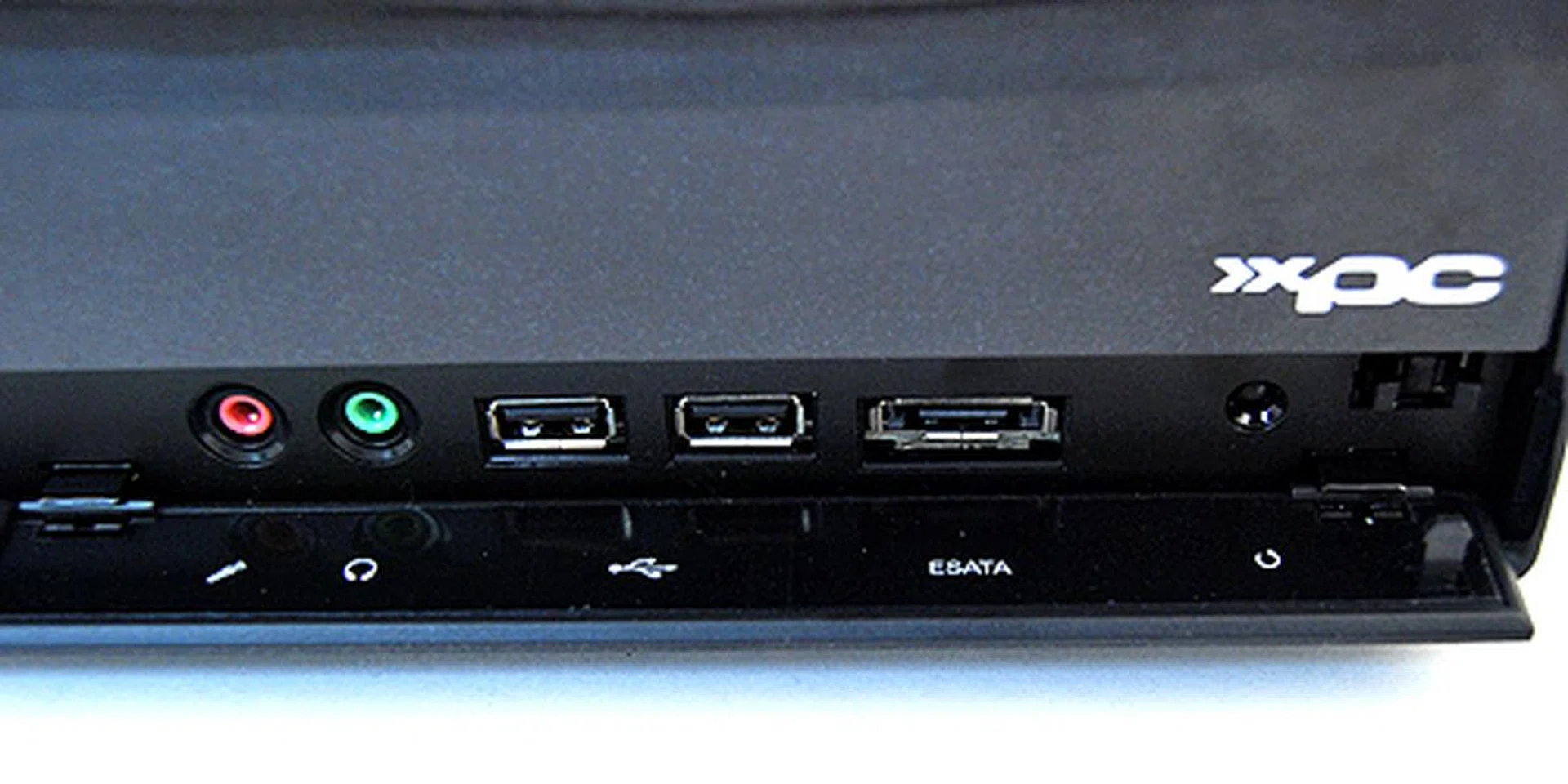 Here we have a headphone jack, a mic-in jack, two USB 2.0 ports, an eSATA port and the reset button.