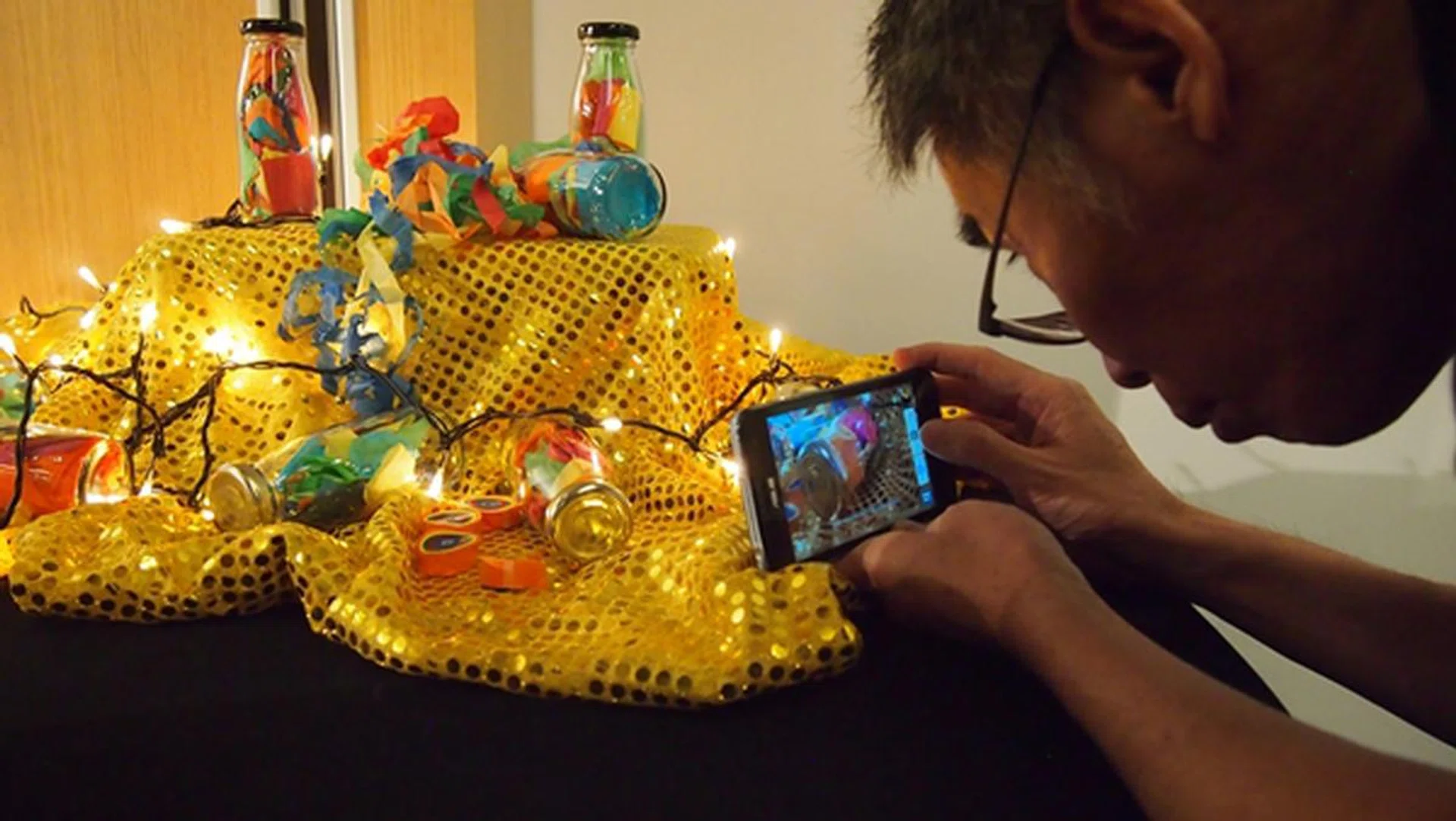 Demo booths with props were set up at the event for participants to express their creativity in photography.