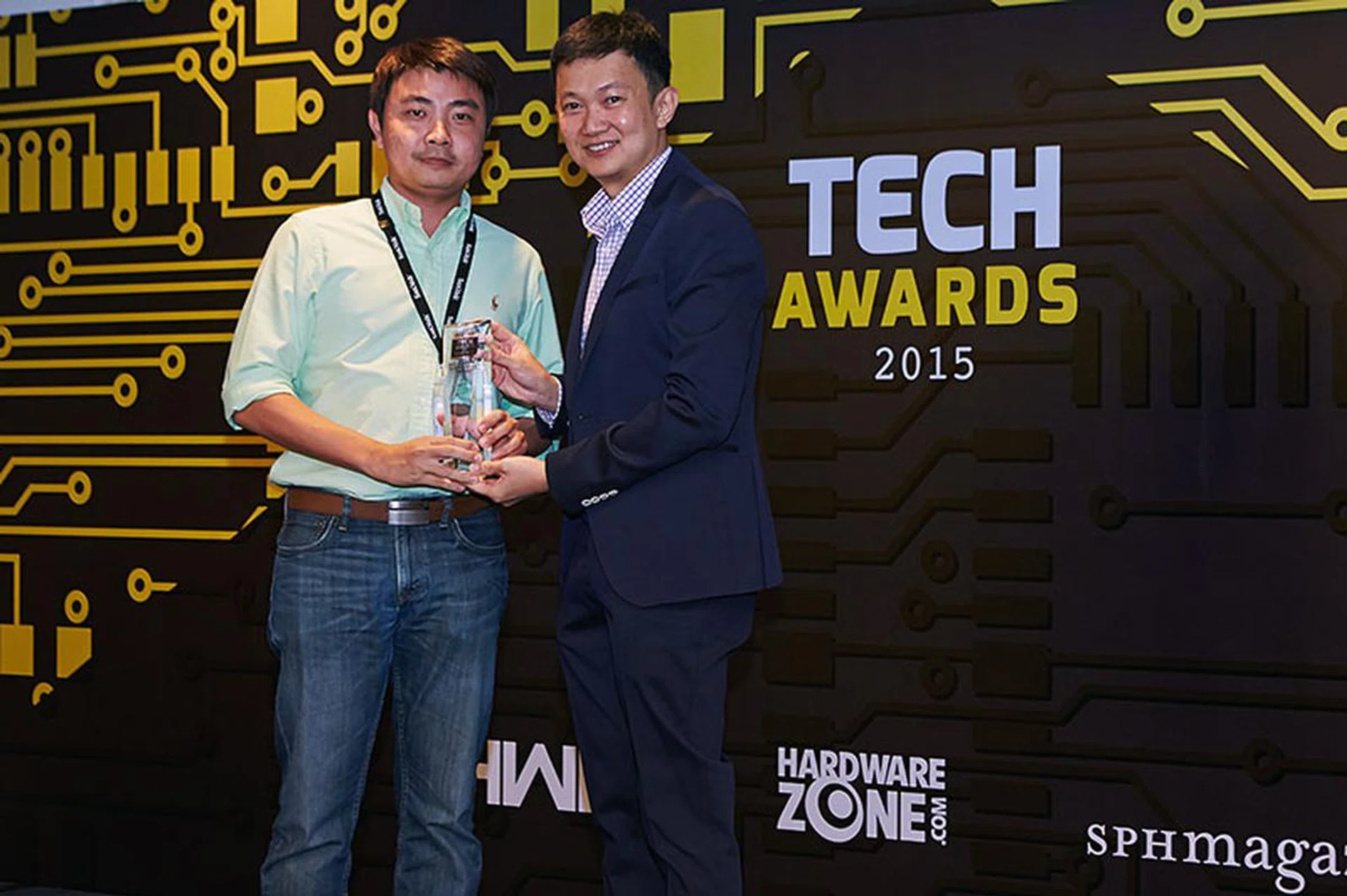 Our readers have voted SanDisk their favorite removable flash storage brand. Receiving the trophy here is Mr. Mark Eng, Country Sales Manager for SanDisk Singapore and Malaysia.