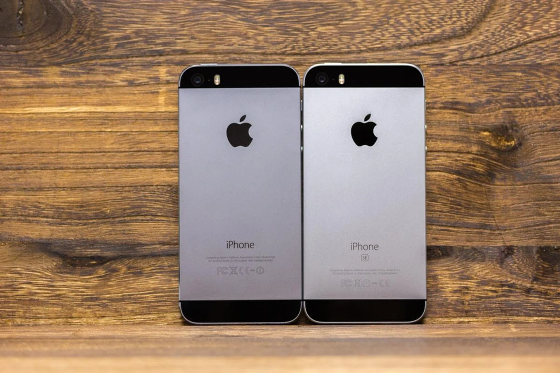 Almost identical, although the SE's Space Gray actually looks a few shades lighter than the old 5s Space Gray.
