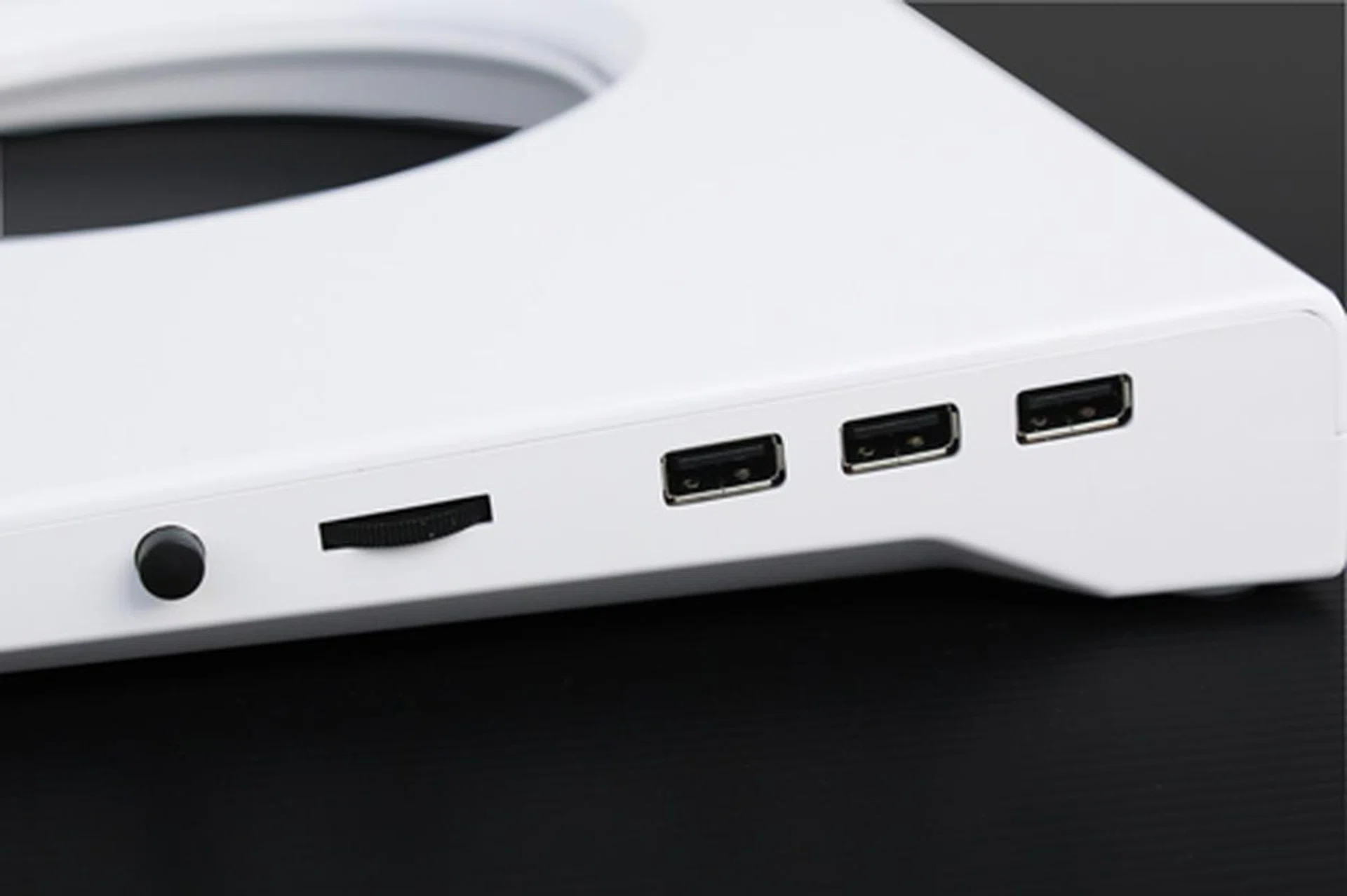 3 powered USB 2.0 ports lets the Cryo V60 double up as a basic USB hub/docking station.