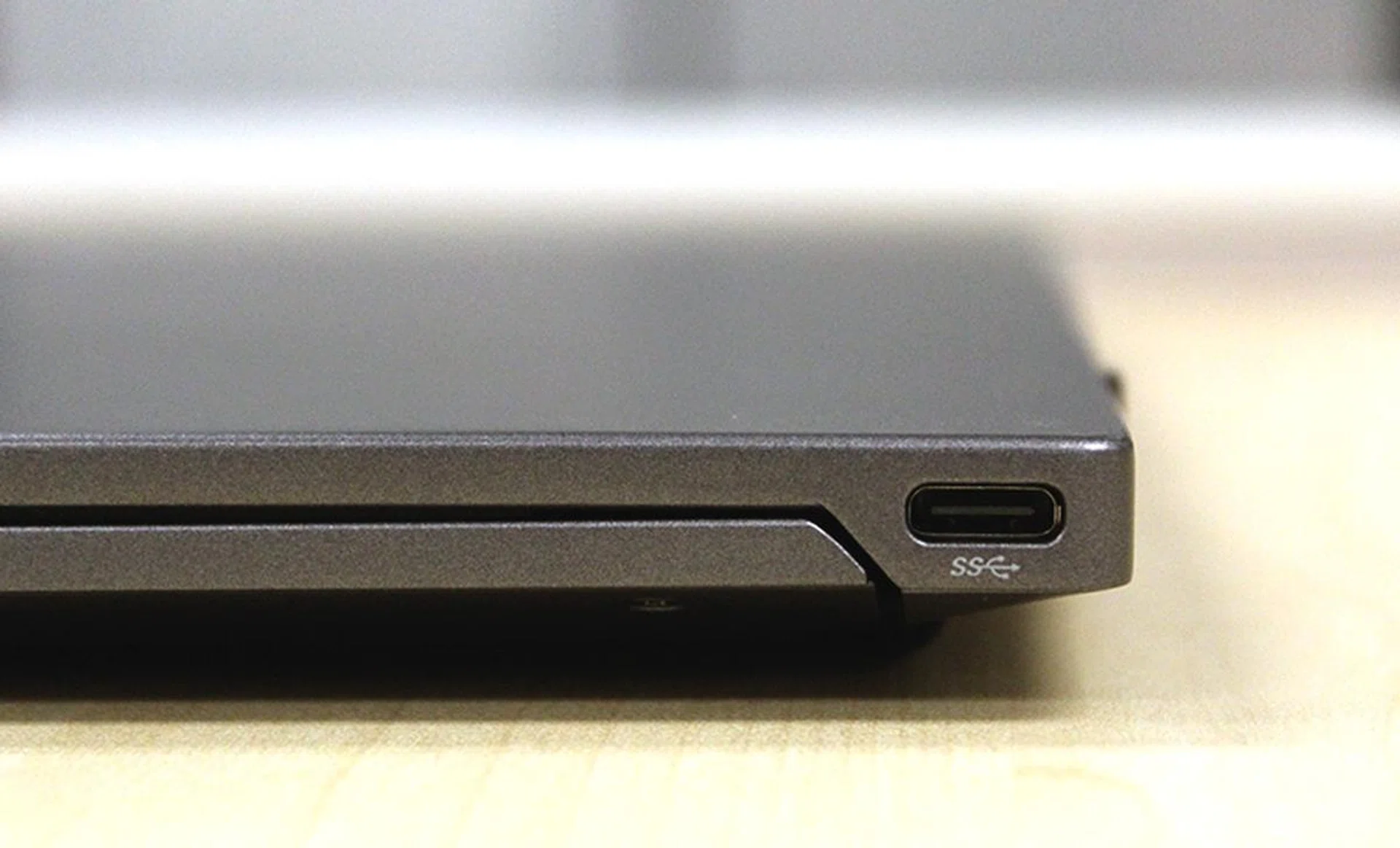 The ASUSPRO B9440 measures just 15mm thick.