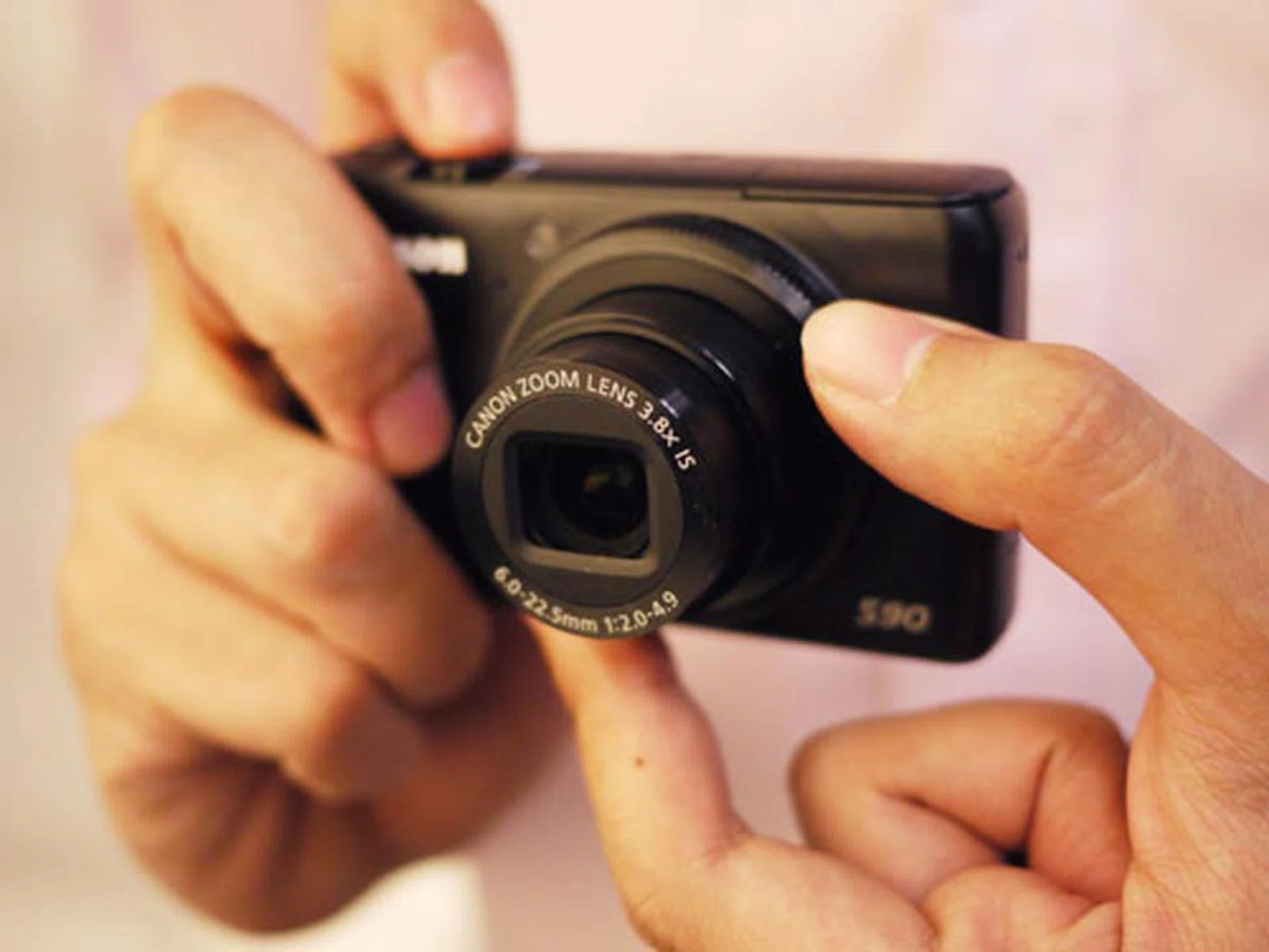 Using the manual control ring has always been a two-handed affair for us.