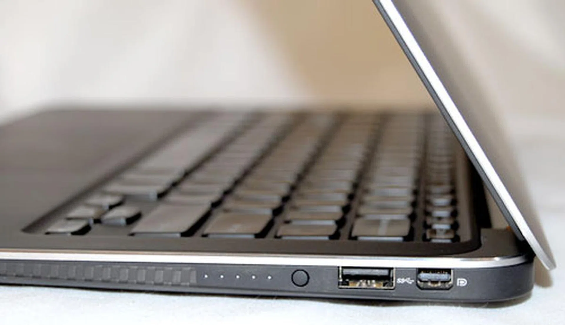 The right side of the machine houses a Mini DisplayPort, a USB 3.0 port, and the battery indicator. The latter is very handy when you want to check battery life without powering up the machine - a classic feature on older Dell business notebook machine's battery pack.