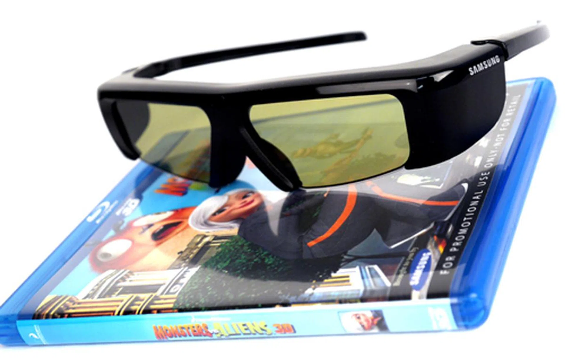 Samsung's shutter glasses are one of the lightest we have tried on by far. Its exact model number is tagged as SSG-2100AB, and you might want to know that Samsung does not guarantee its compatibility with TVs from other manufacturers.