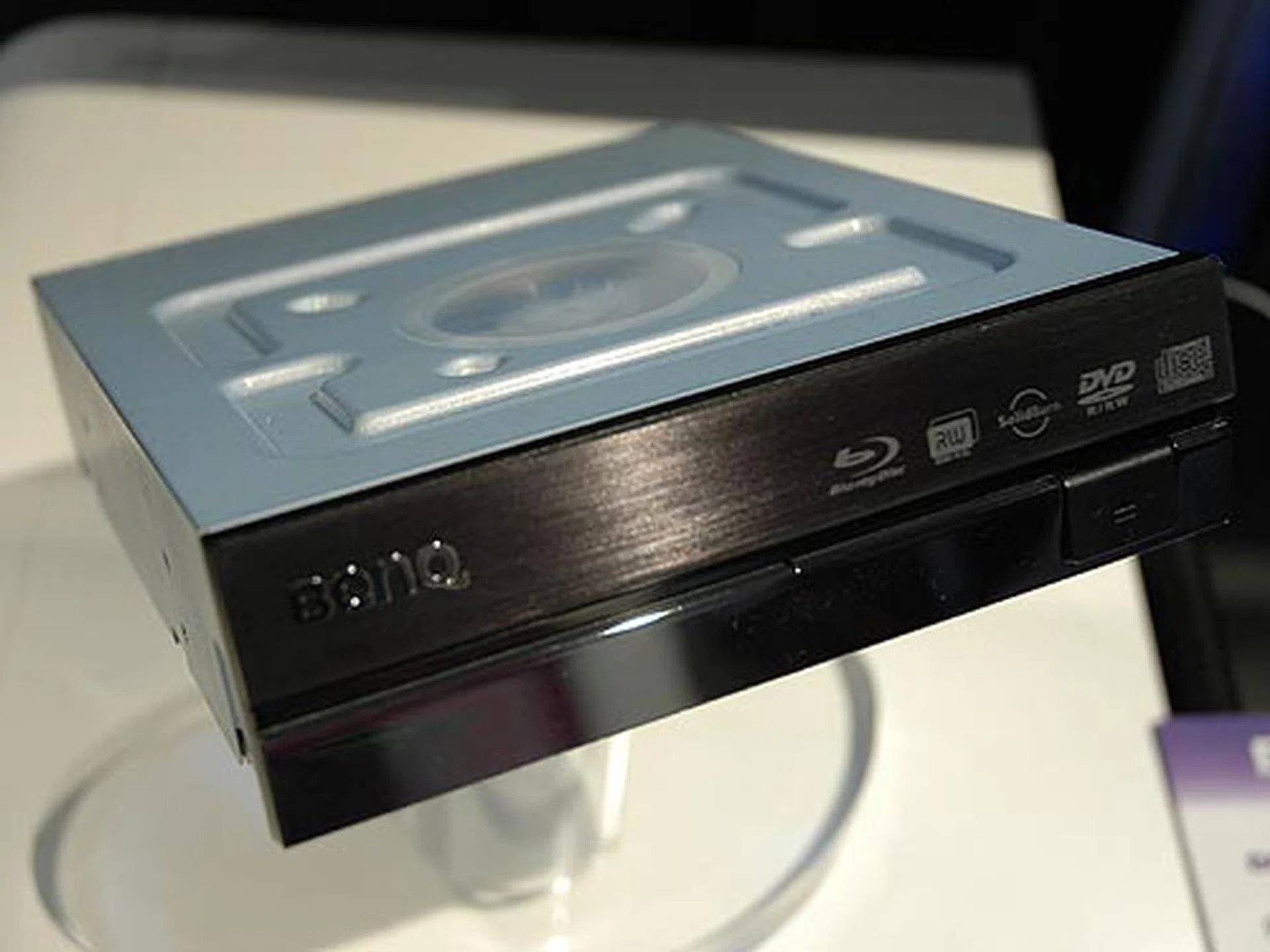 BenQ's upcoming BW1000 Blu-ray writer which writes BD-R and BD-RW discs at 2x. It will also support writing to DVD+/-R discs at 12x, DVD+/-R DL discs at 4x, DVD+RW discs at 8x, DVD-RW discs at 6x, CD-R at 32x and CD-RW at 24x. It reads BDs at 2x, DVDs at 16x and CDs at 48x.