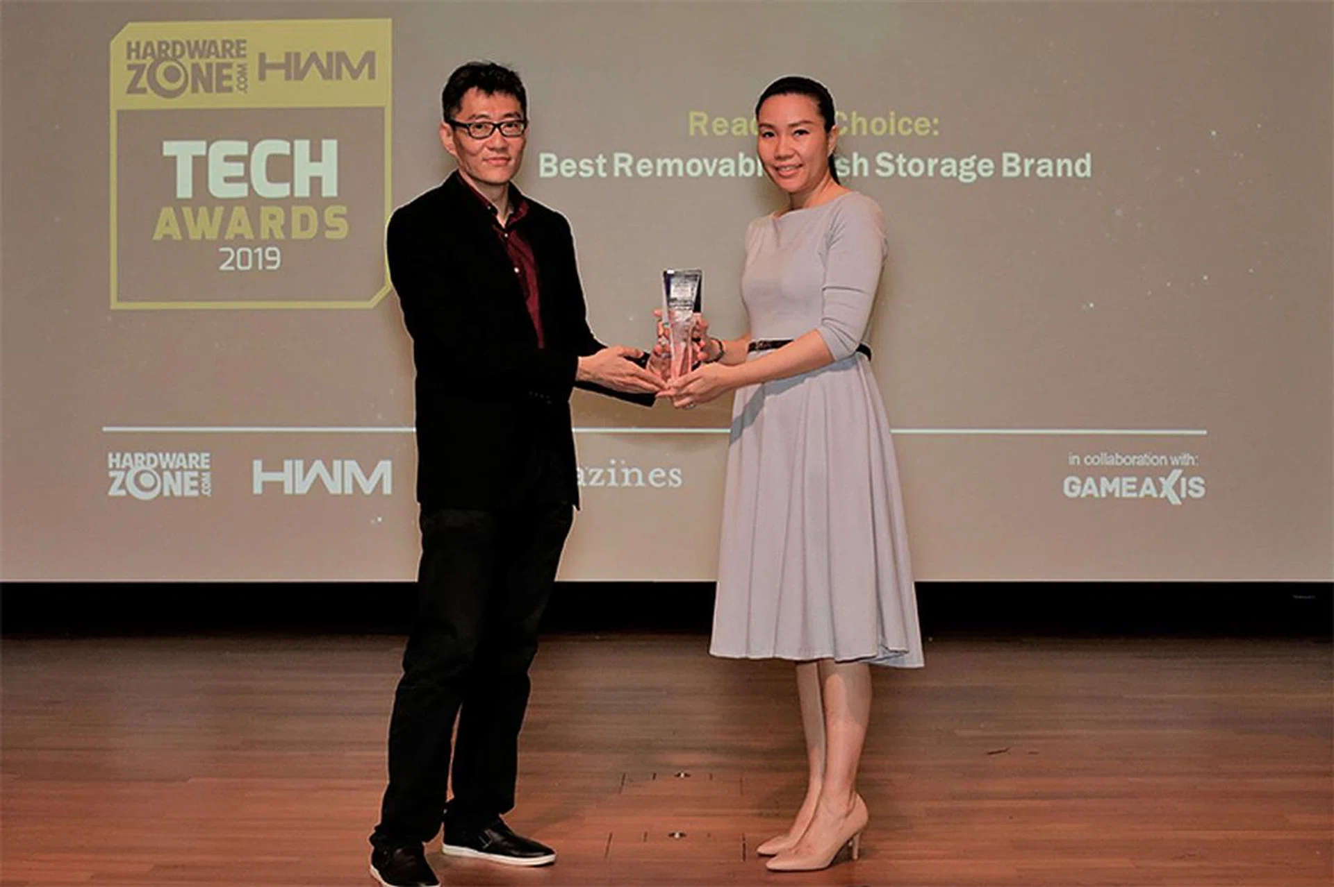 The Readers' Choice for Best Removable Flash Storage Brand goes to SanDisk. Here's Ms. Cheryl Yoo, Senior Account Manager, WD, accepting the trophy.

