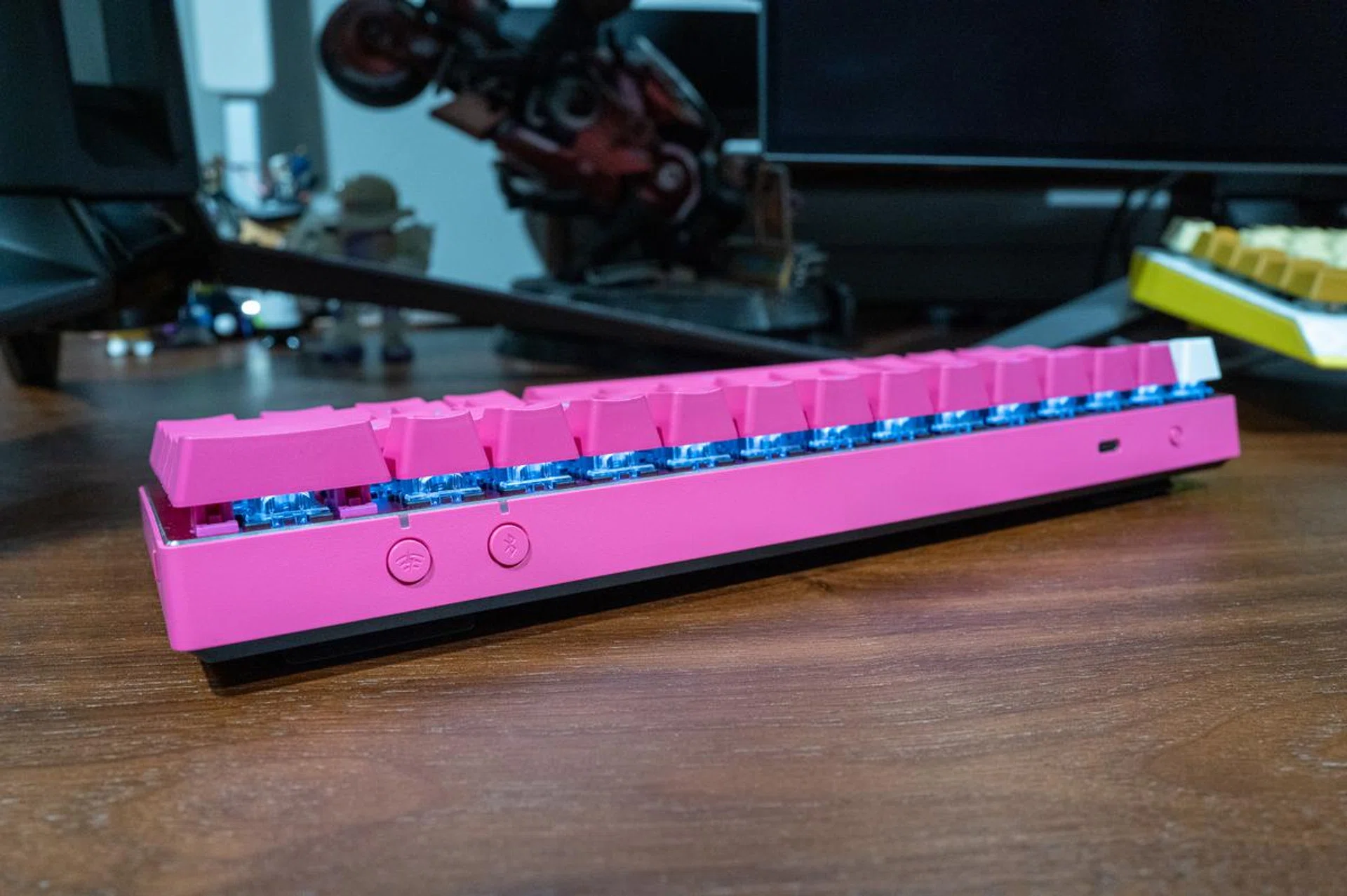 At the rear are the on/off switch, USB-C connector, as well as the Bluetooth and Lightspeed buttons.