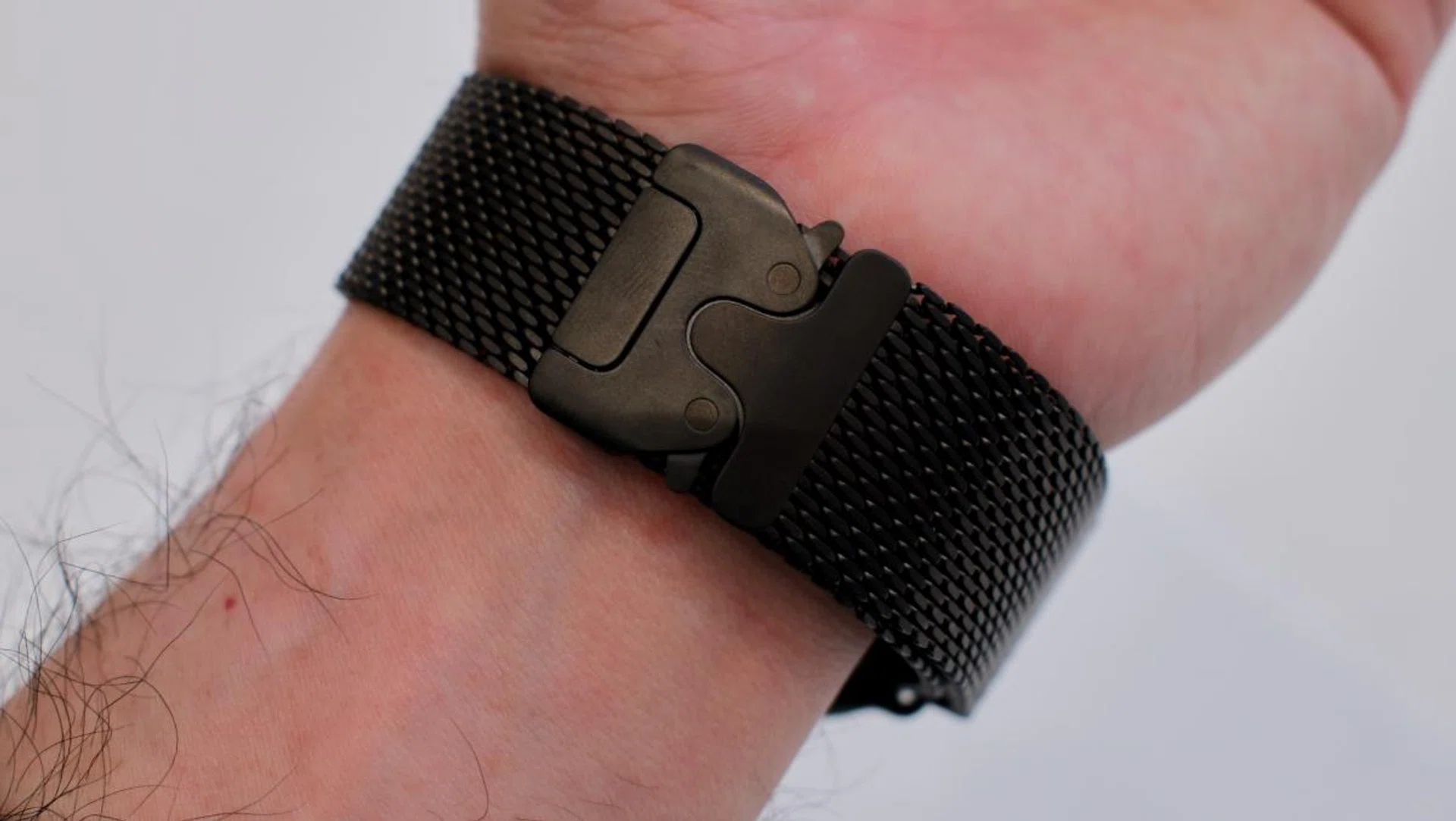 The black titanium Trail Loop mesh band matches the black Apple Watch Ultra 2 well. Photo: HWZ