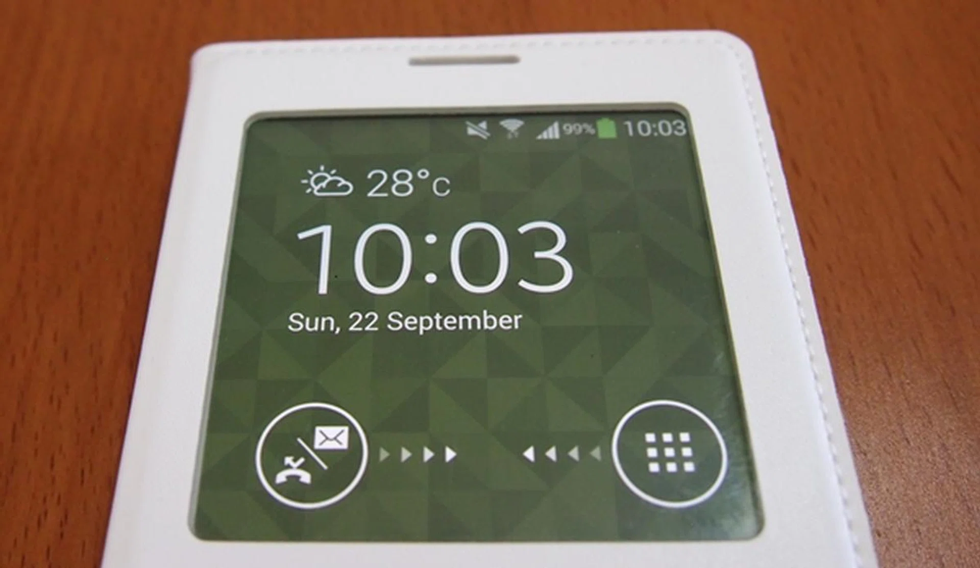 When there is a notification (e.g. unread SMS), the S View cover window will display the missed call and message icons on the left. Otherwise, you can just swipe to access the camera, action memo and music playback control.