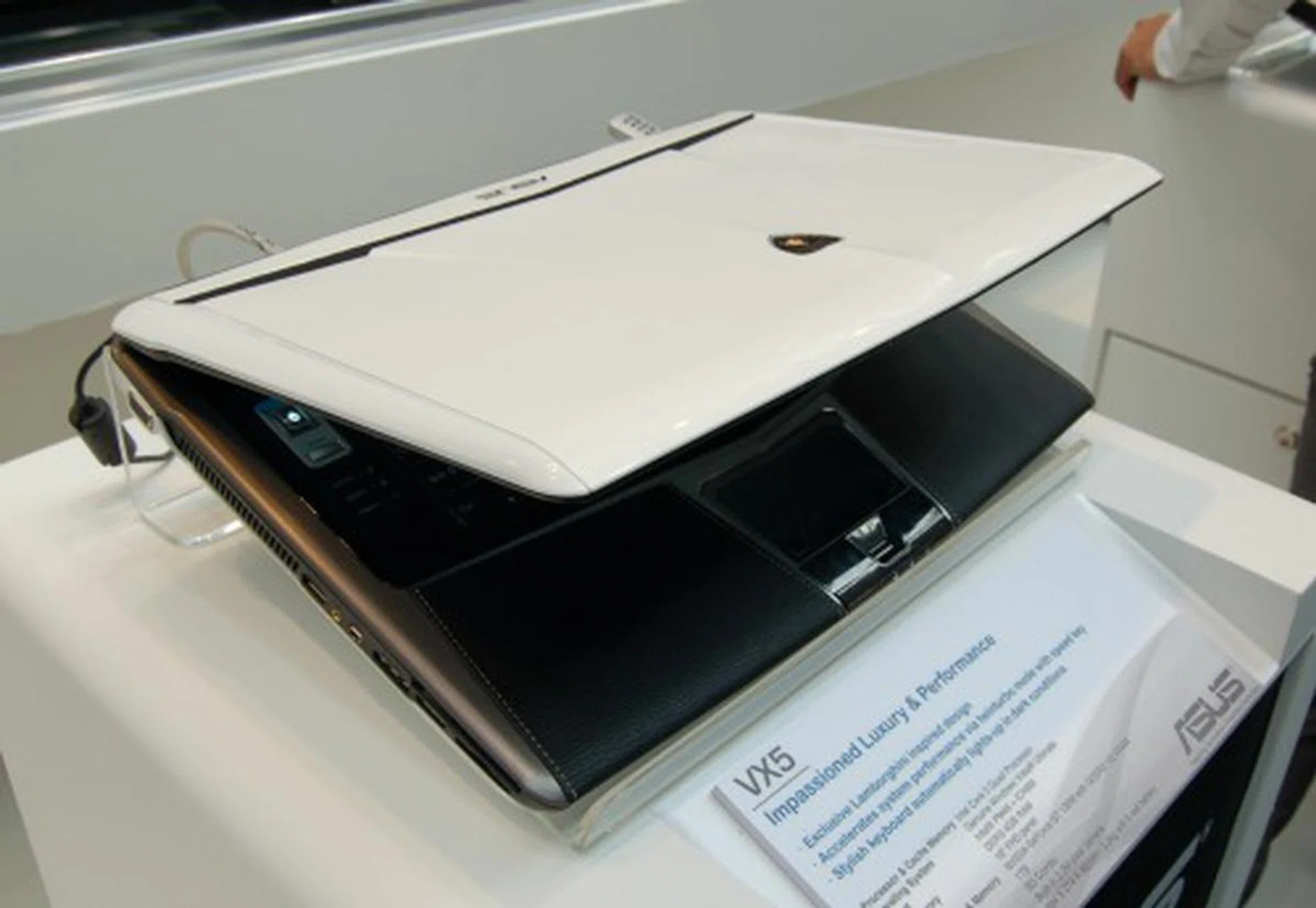  Building on their relation and co-branding with Lamborghini for their luxury notebooks, here's another powerhouse to add to their portfolio, the new VX5!  