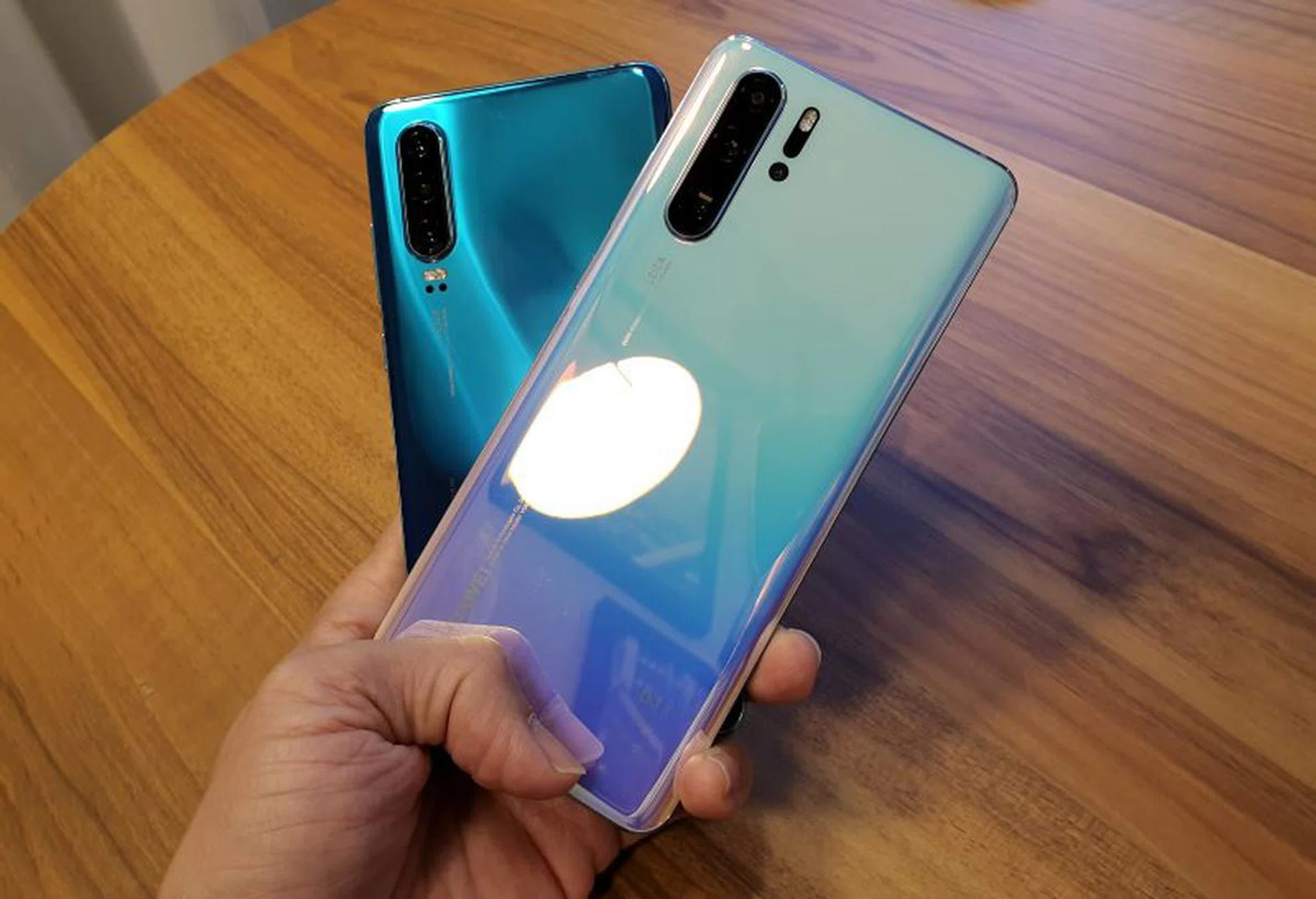 The P30 Pro in Aurora (back) and Breathing Crystal (front).