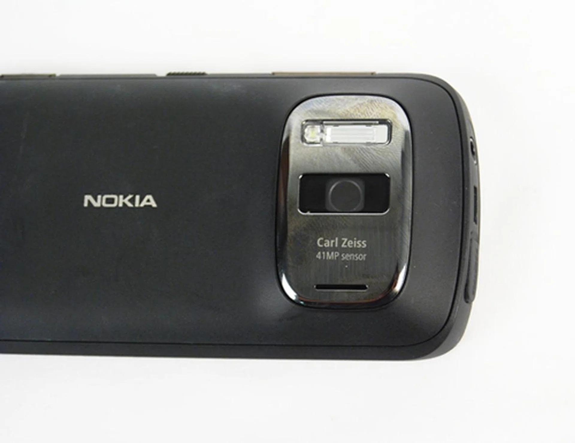 The camera sensor has 41 megapixels capability, but when considering the shooting aspect ratio, the effective maximum is 38MP in 4:3, while this dips further to just 34MP in a 16:9 widescreen aspect ratio.
