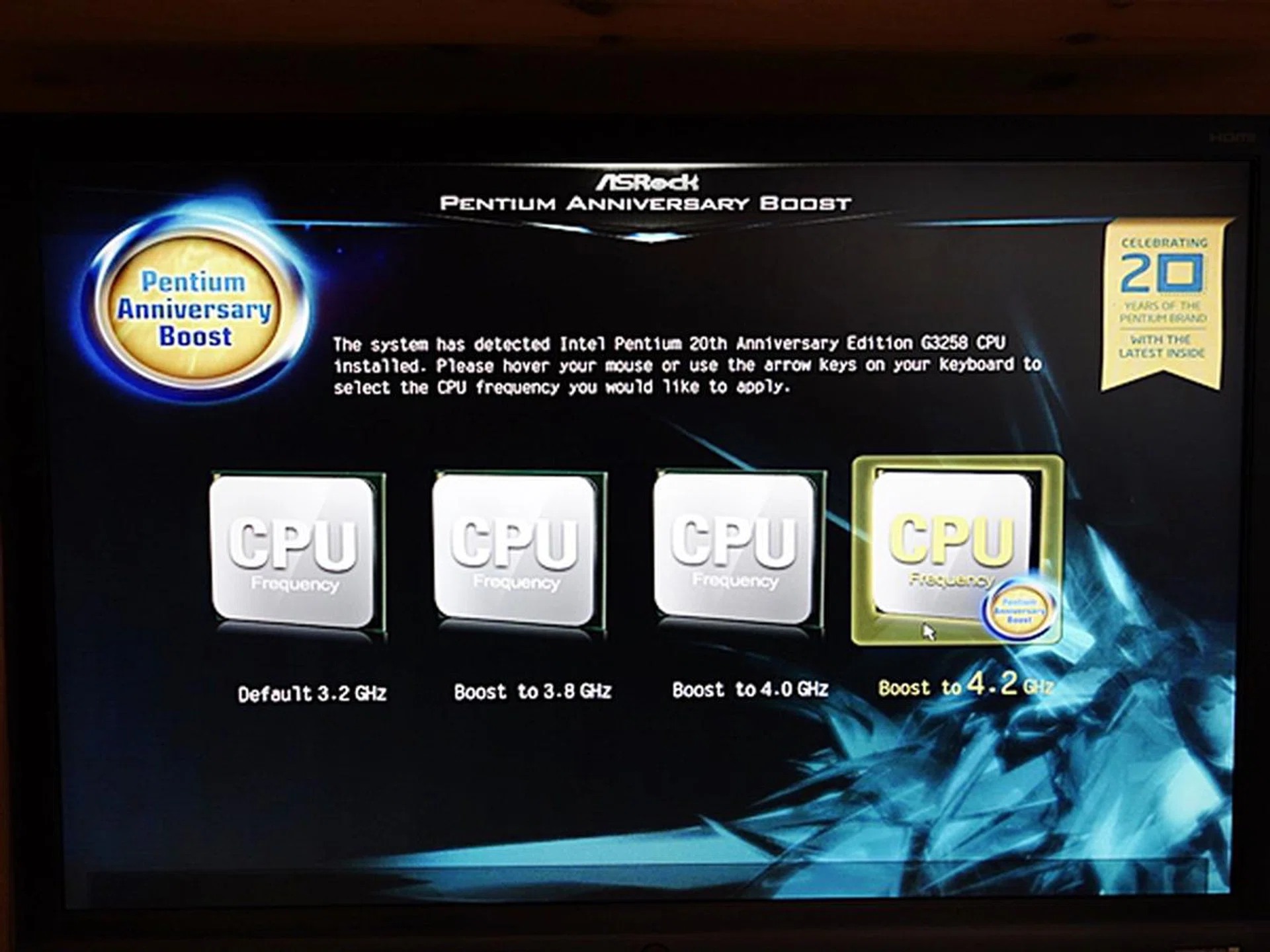 Overclocking the Pentium G3258 to a clock speed of 4,2GHz is as easy as pushing a button, and selecting a menu option!